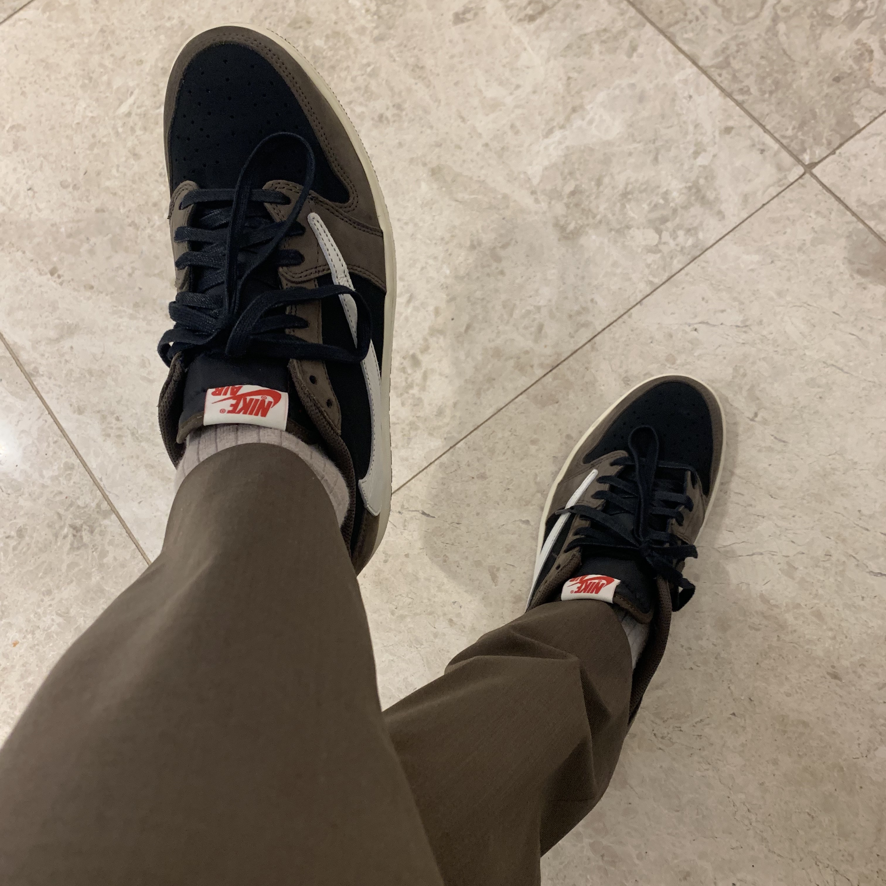 Jordan 1 x Travis Scott Retro Low OG SP Mocha 착용 스타일 - 4