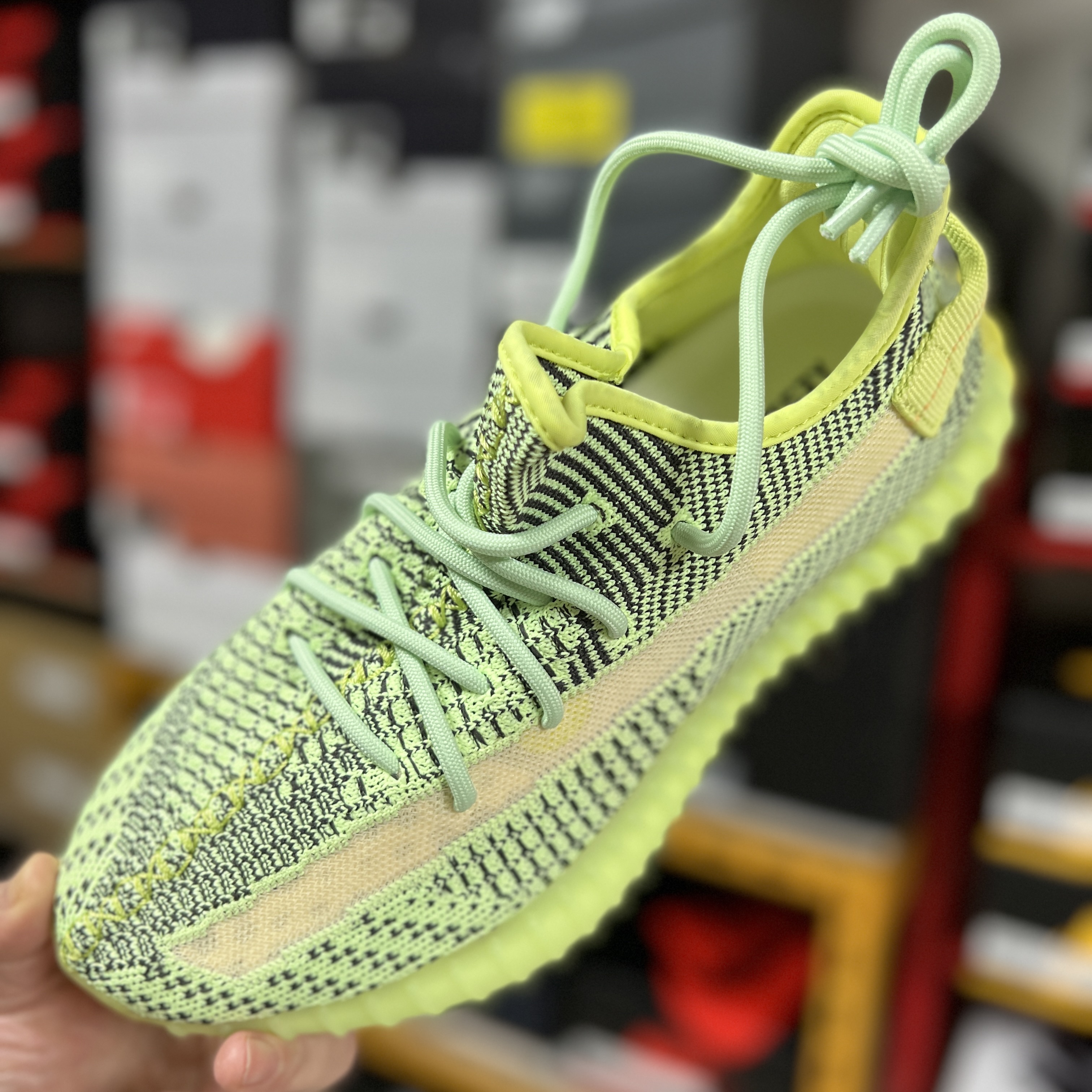 Adidas Yeezy Boost 350 V2 Yeezreel - Non-Reflective 착용 스타일 - 1