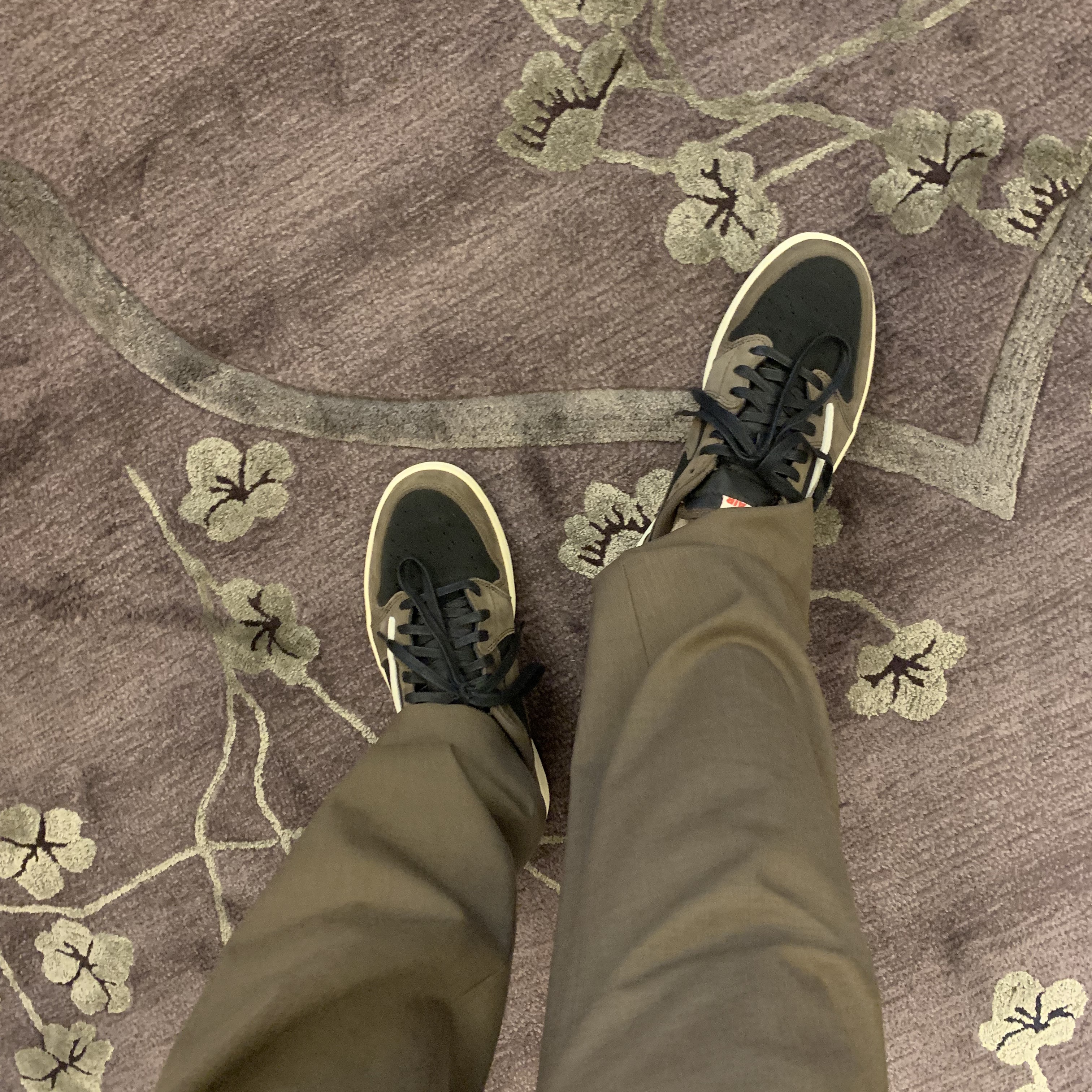 Jordan 1 x Travis Scott Retro Low OG SP Mocha 착용 스타일 - 3