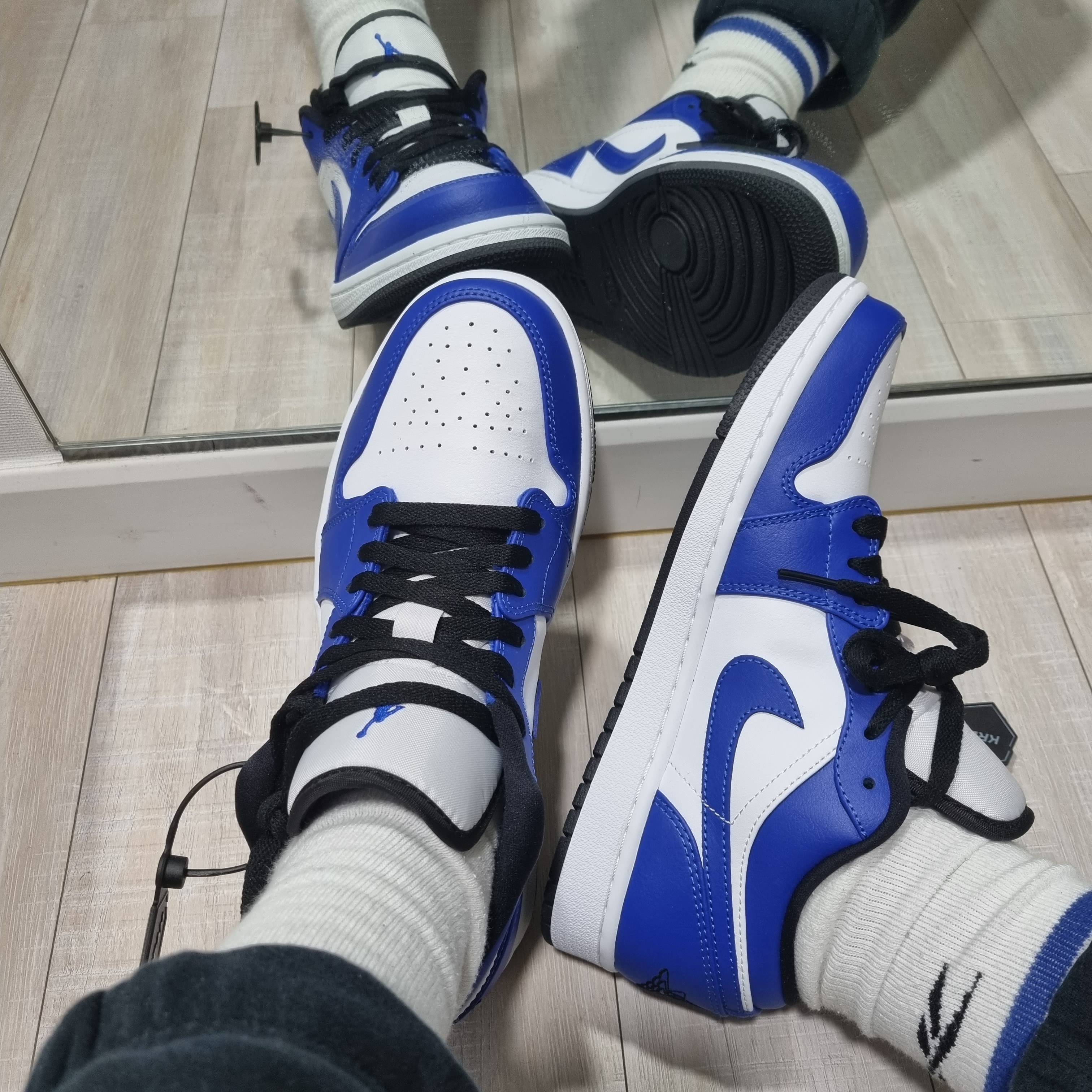 Jordan 1 Low Hyper Royal 착용 스타일