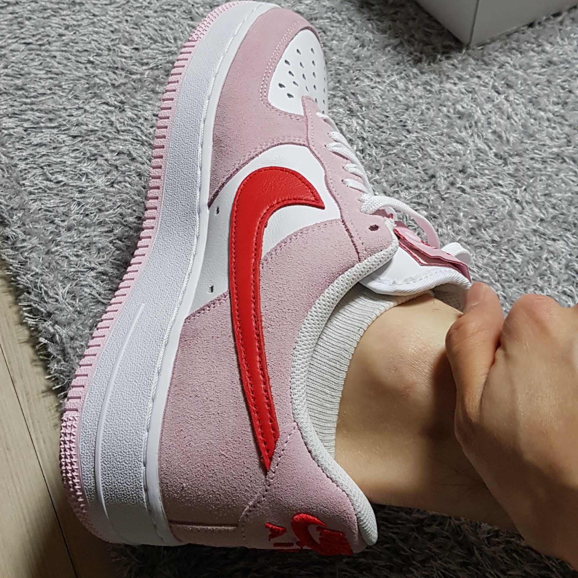Nike Air Force 1 '07 QS Valentine's Day 착용 스타일 - 3