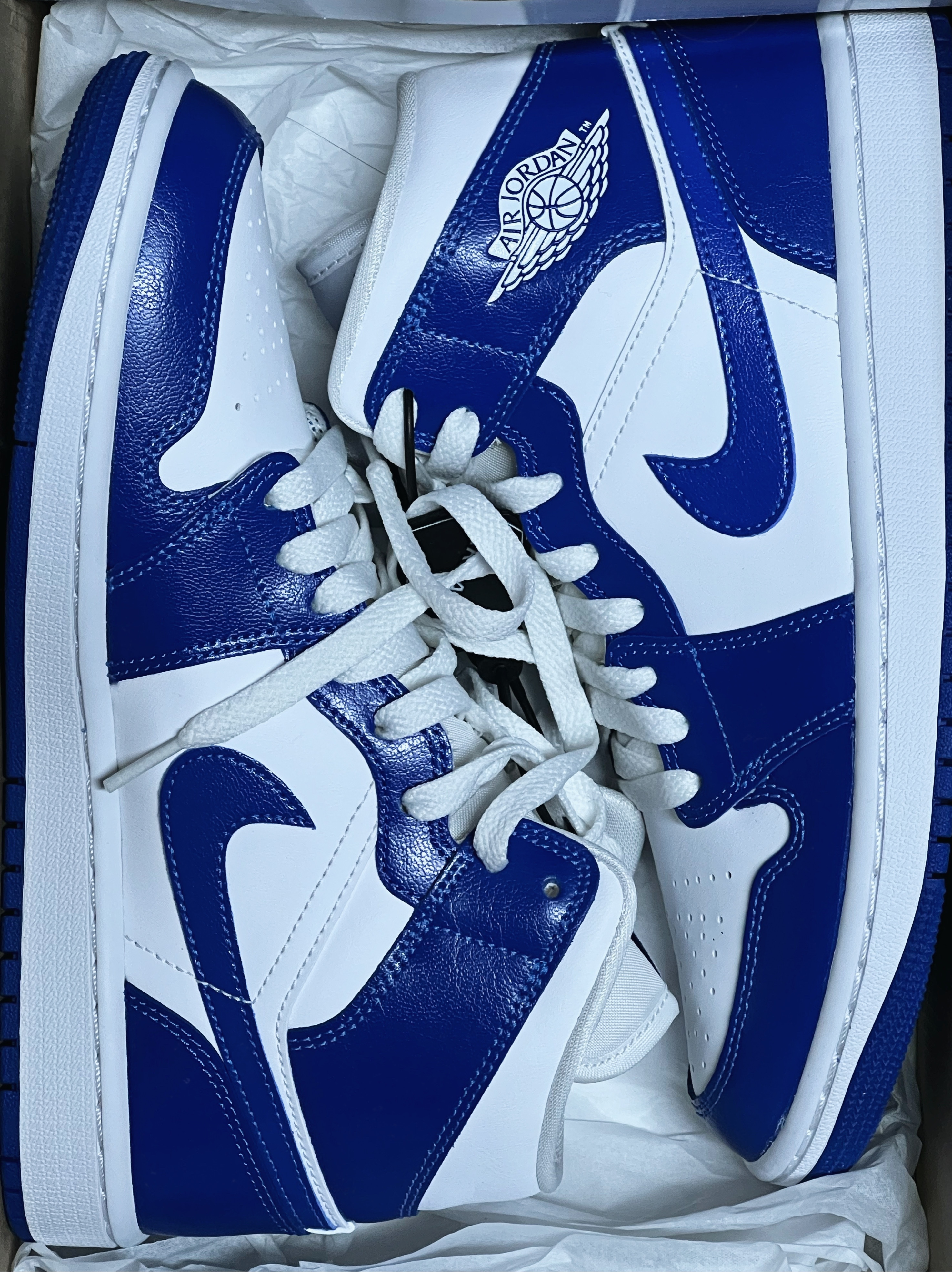 (W) Jordan 1 Mid White Hyper Royal 착용 스타일 - 2