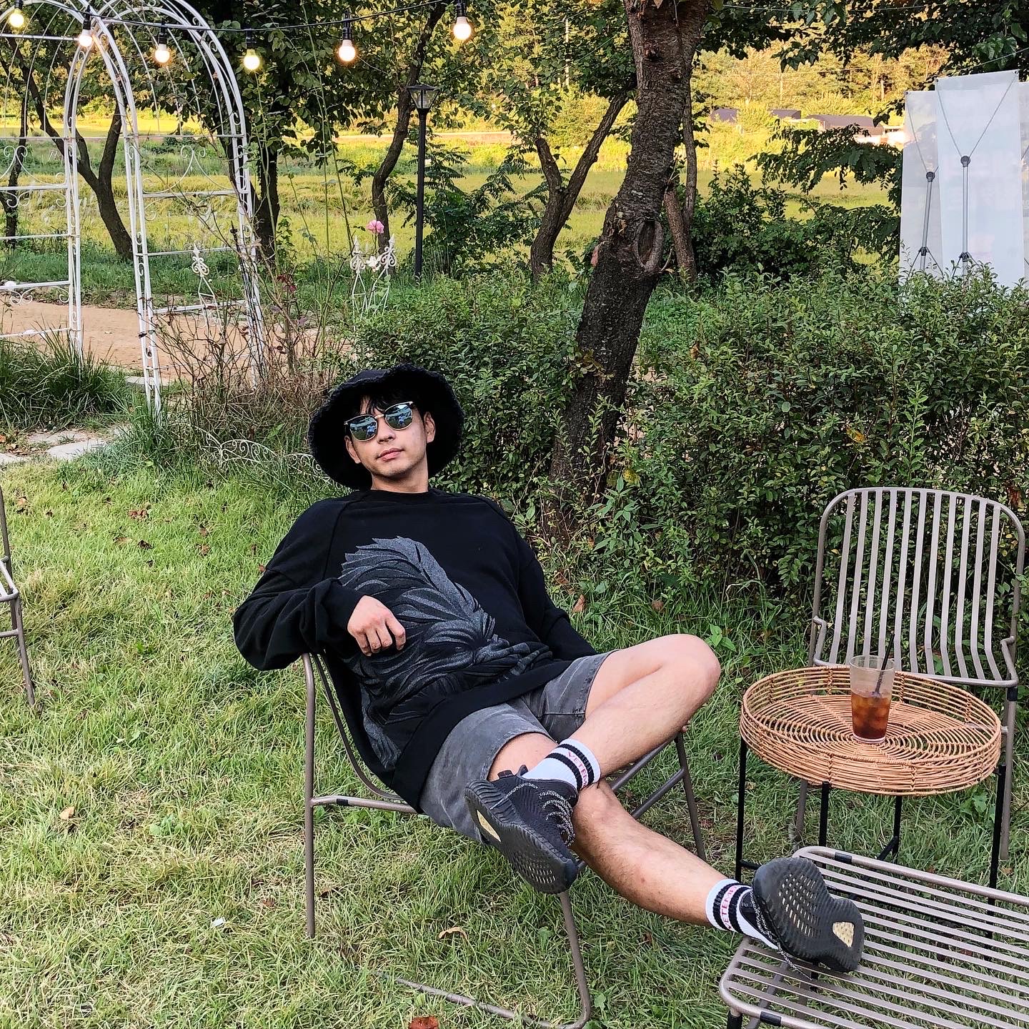 Adidas Yeezy Boost 350 V2 Black - Non-Reflective 착용 스타일 - 1