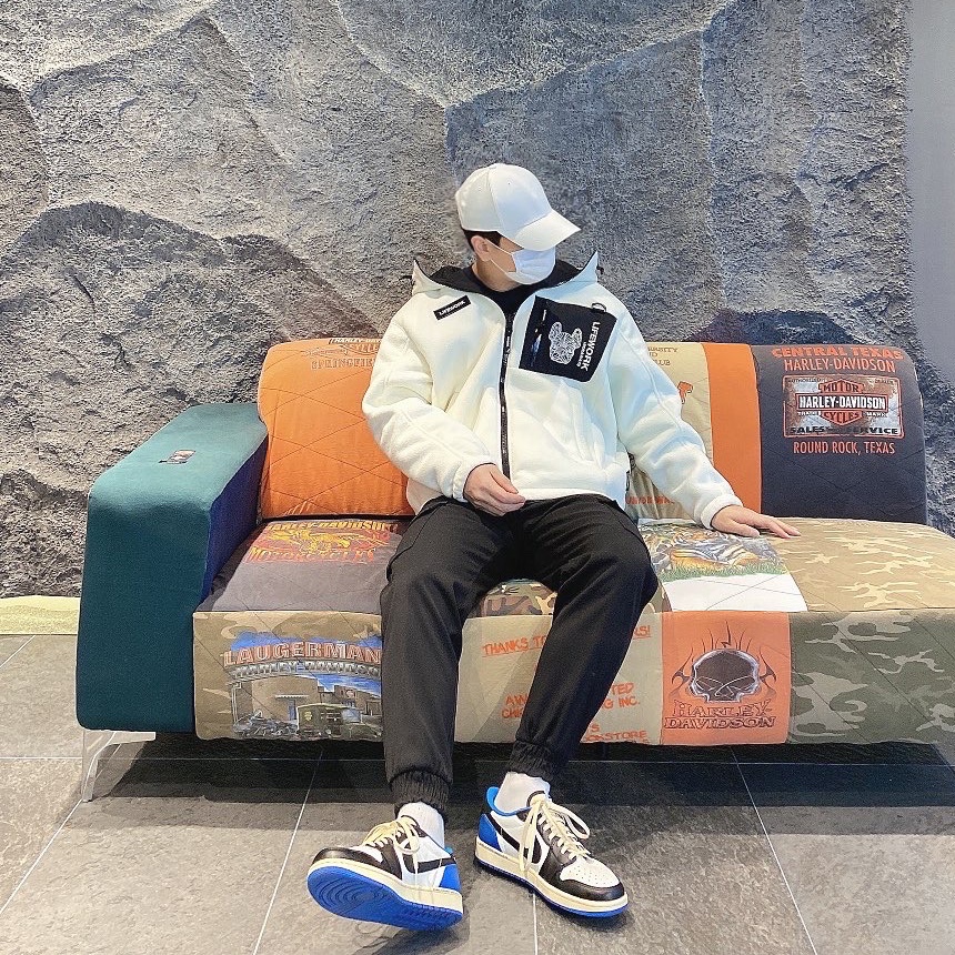 Jordan 1 x Travis Scott x Fragment Retro Low OG SP Military Blue 착용 스타일 - 1
