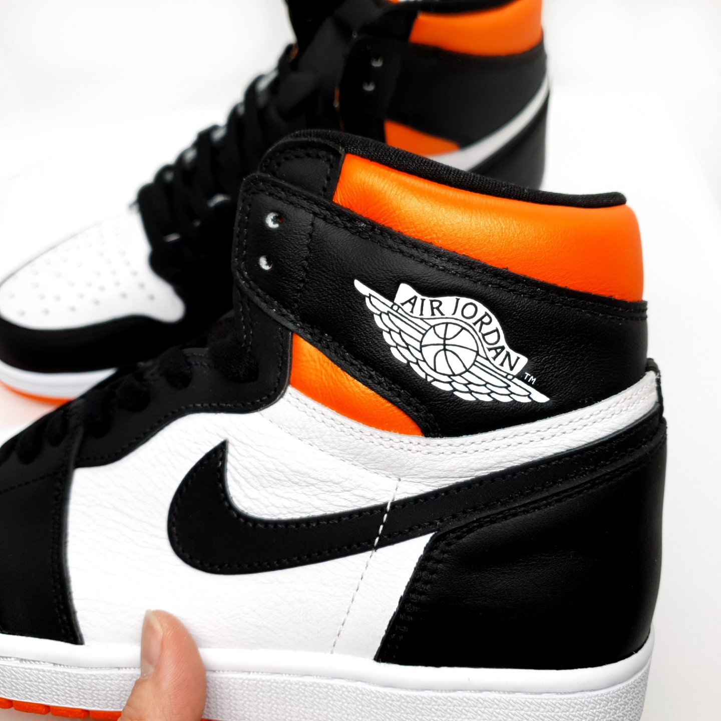 Jordan 1 Retro High OG Electro Orange 착용 스타일 - 5