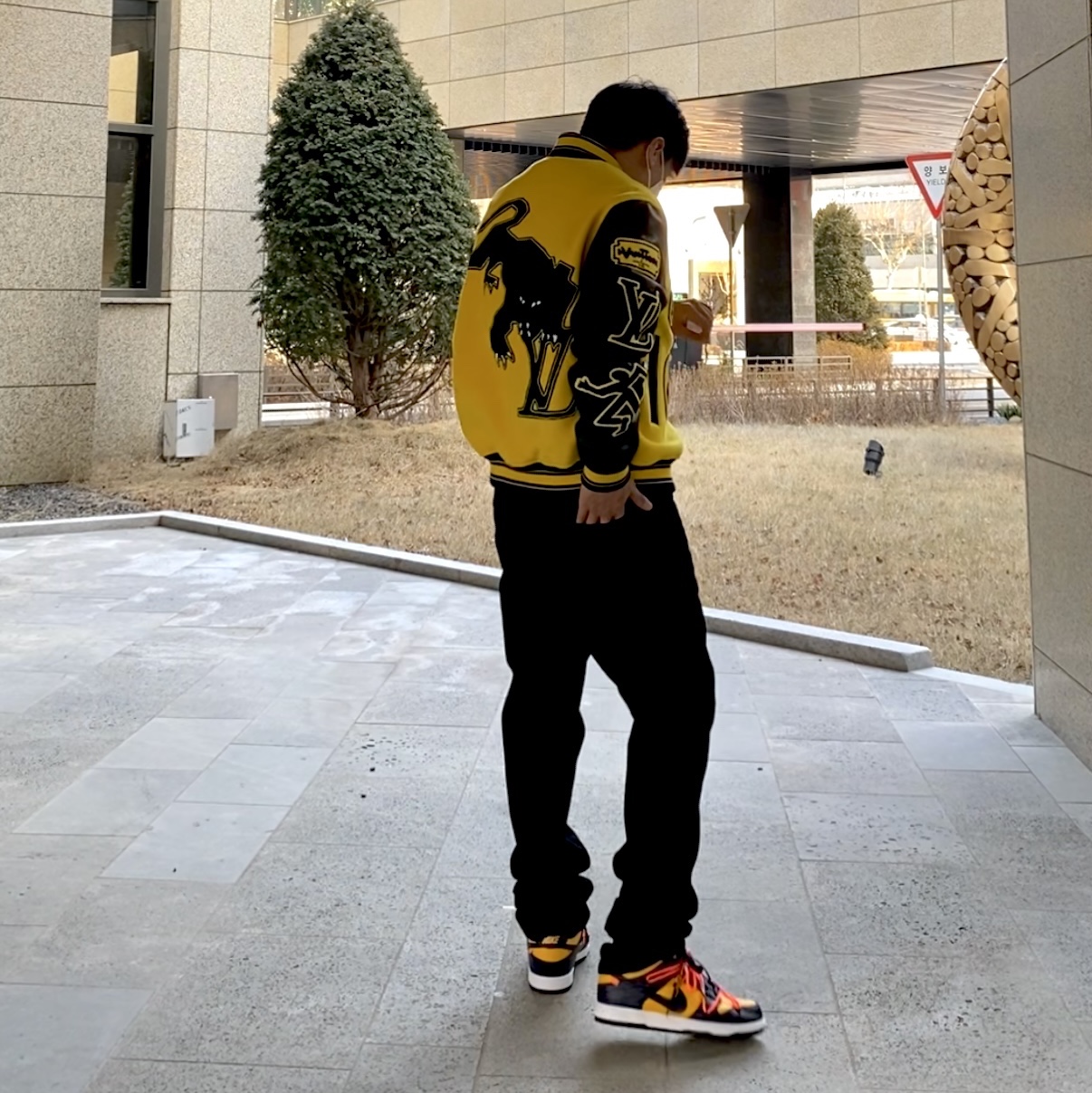 Nike x Off-White Dunk Low University Gold Midnight Navy, Louis Vuitton Leather Embroidered Varsity Jacket Black 착용 스타일
