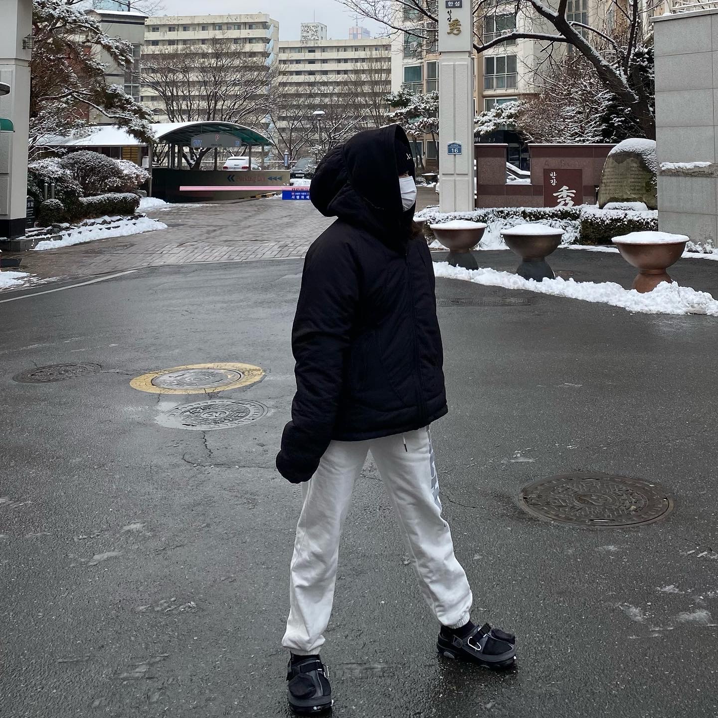 Crocs x Beams Classic All Terrain Mountain Parka Clog Grey 착용 스타일 - 1