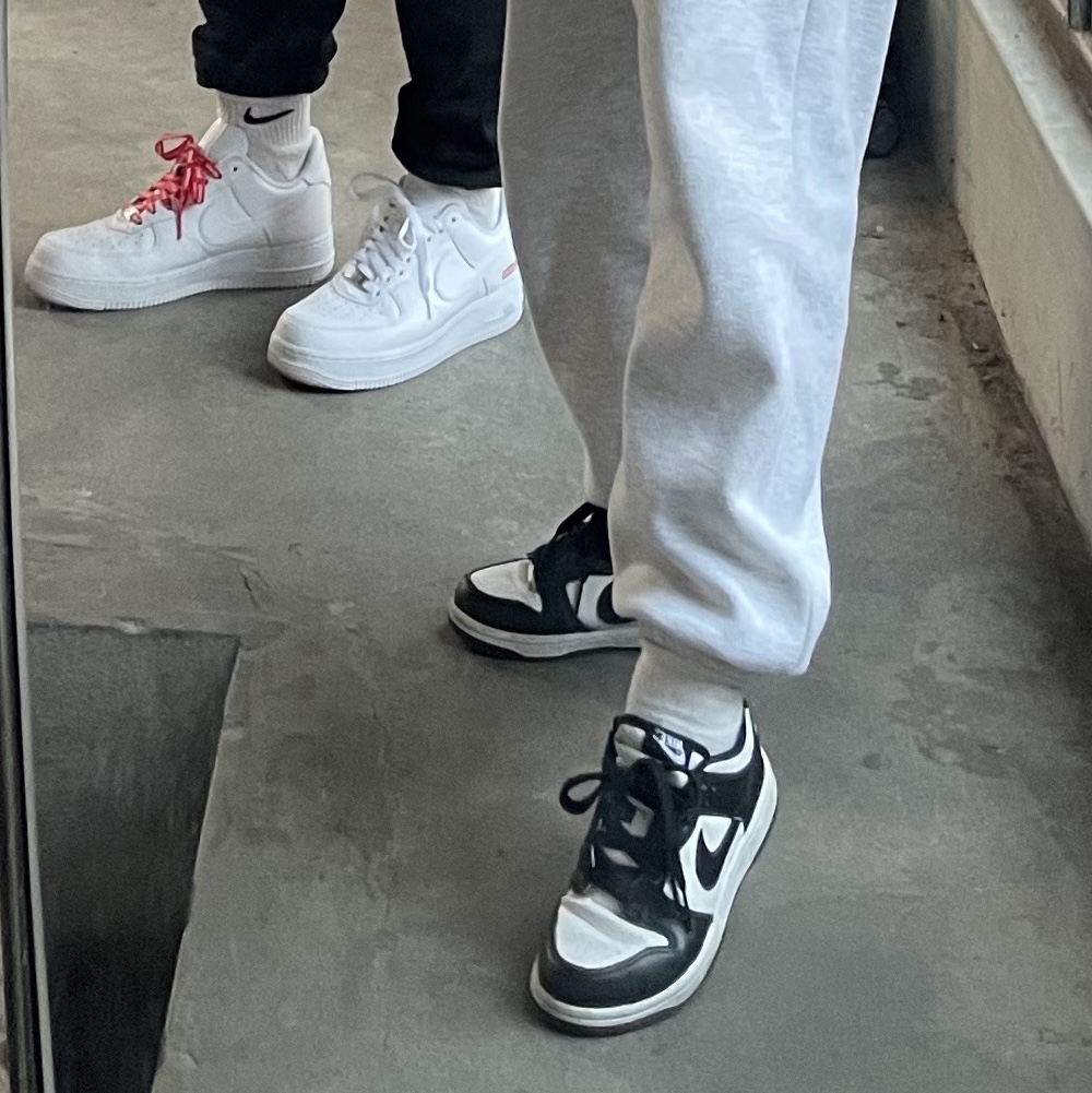 (W) Nike Dunk Low Black, Nike x Supreme Air Force 1 Low White 착용 스타일 - 2