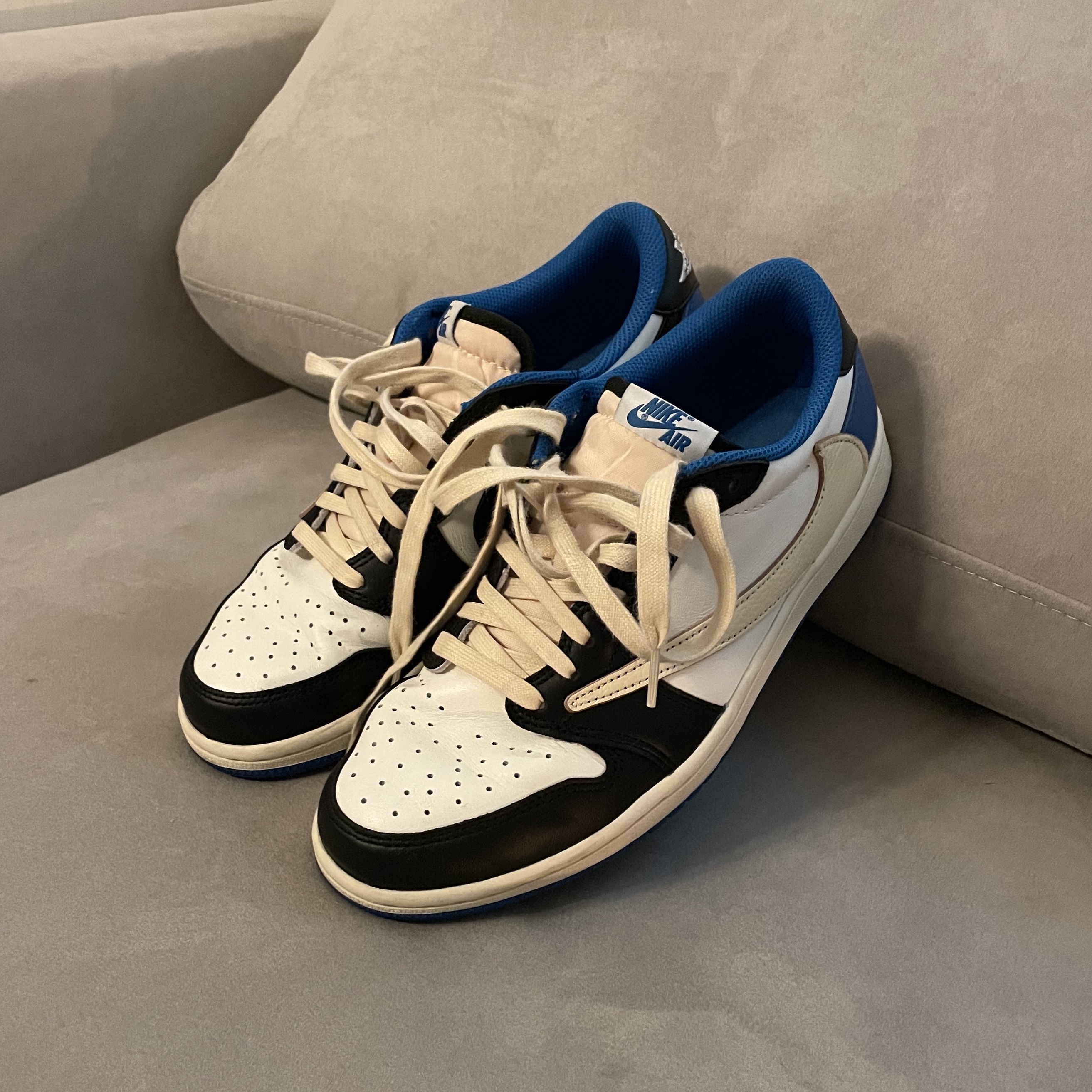 Jordan 1 x Travis Scott x Fragment Retro Low OG SP Military Blue 착용 스타일 - 3