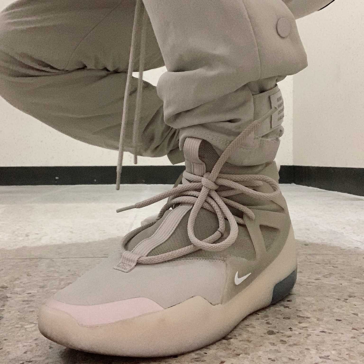 Nike x Fear of God Air Fear of God 1 Oatmeal 착용 스타일 - 1