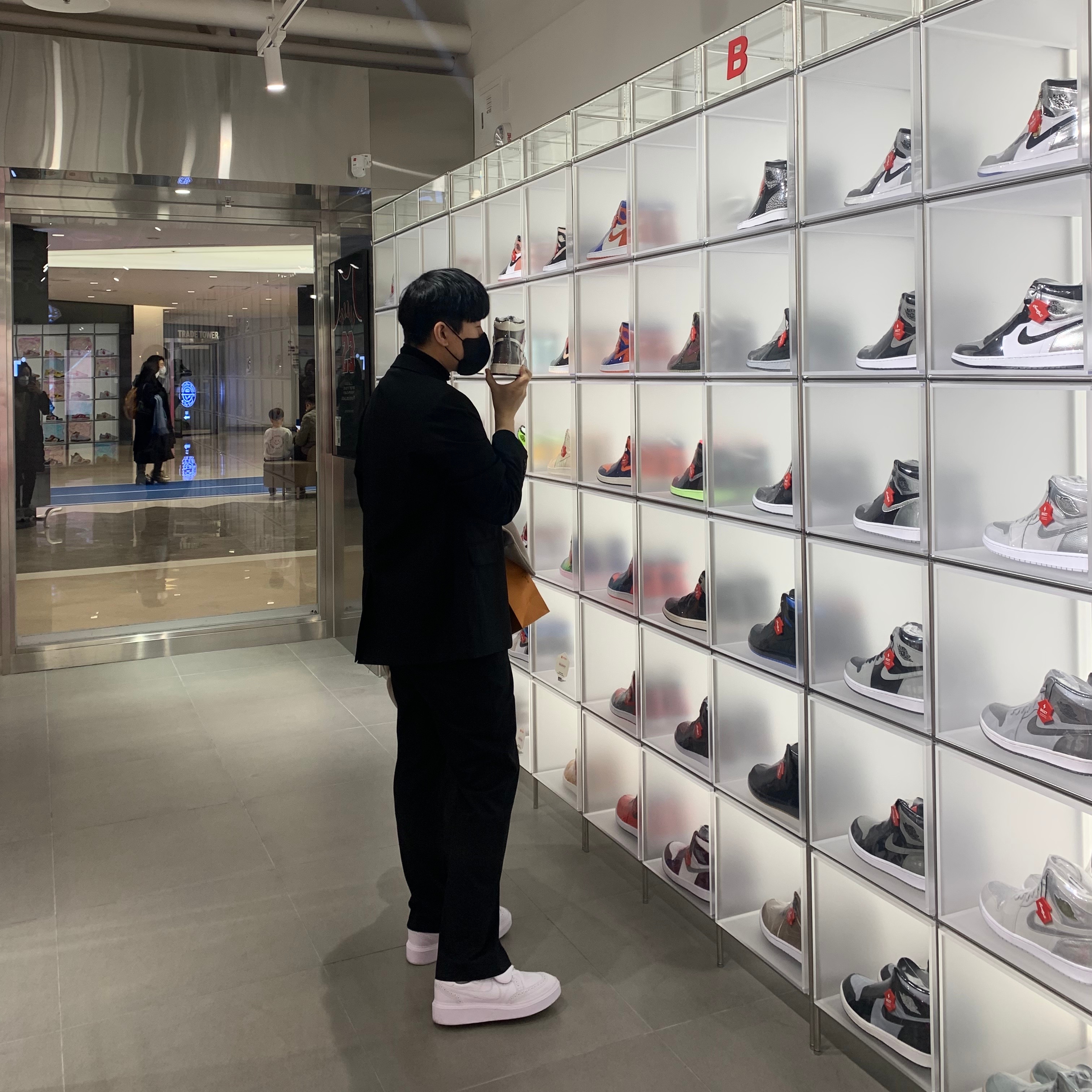 Nike x Peaceminusone Kwondo1 White, Jordan 1 Retro High OG Black Mocha 착용 스타일