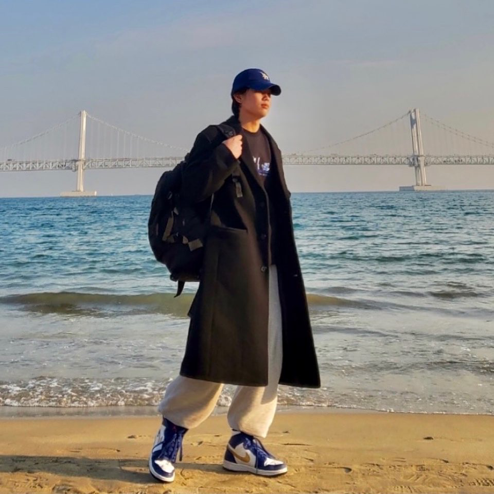 Jordan 1 Retro Gold Medal, Maison Kitsune x Ader Error Yoga Blue Fox Sweatshirt Black 착용 스타일