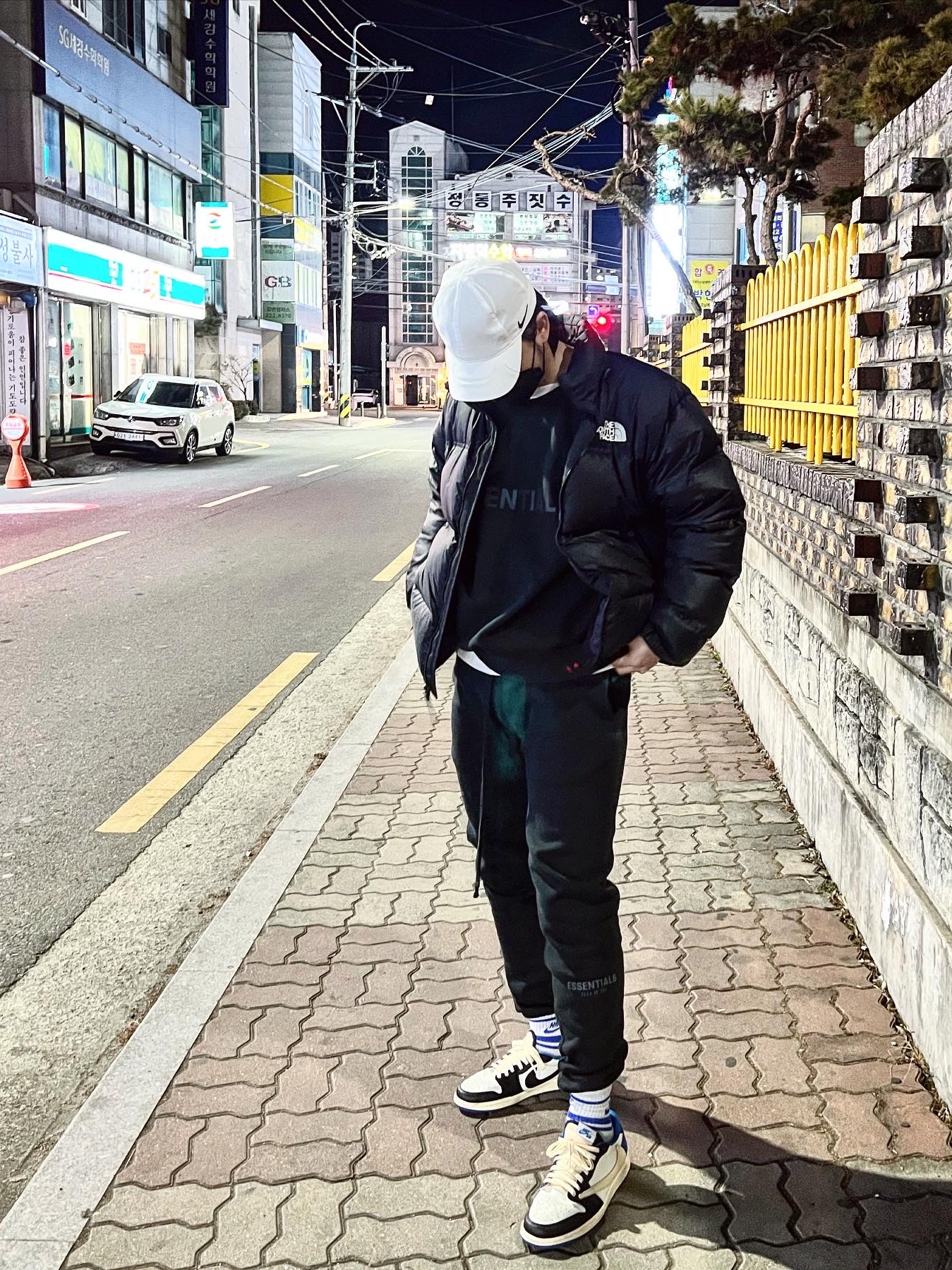 Jordan 1 x Travis Scott x Fragment Retro Low OG SP Military Blue, Essentials The Core Collection Sweatpants Black 착용 스타일 - 2