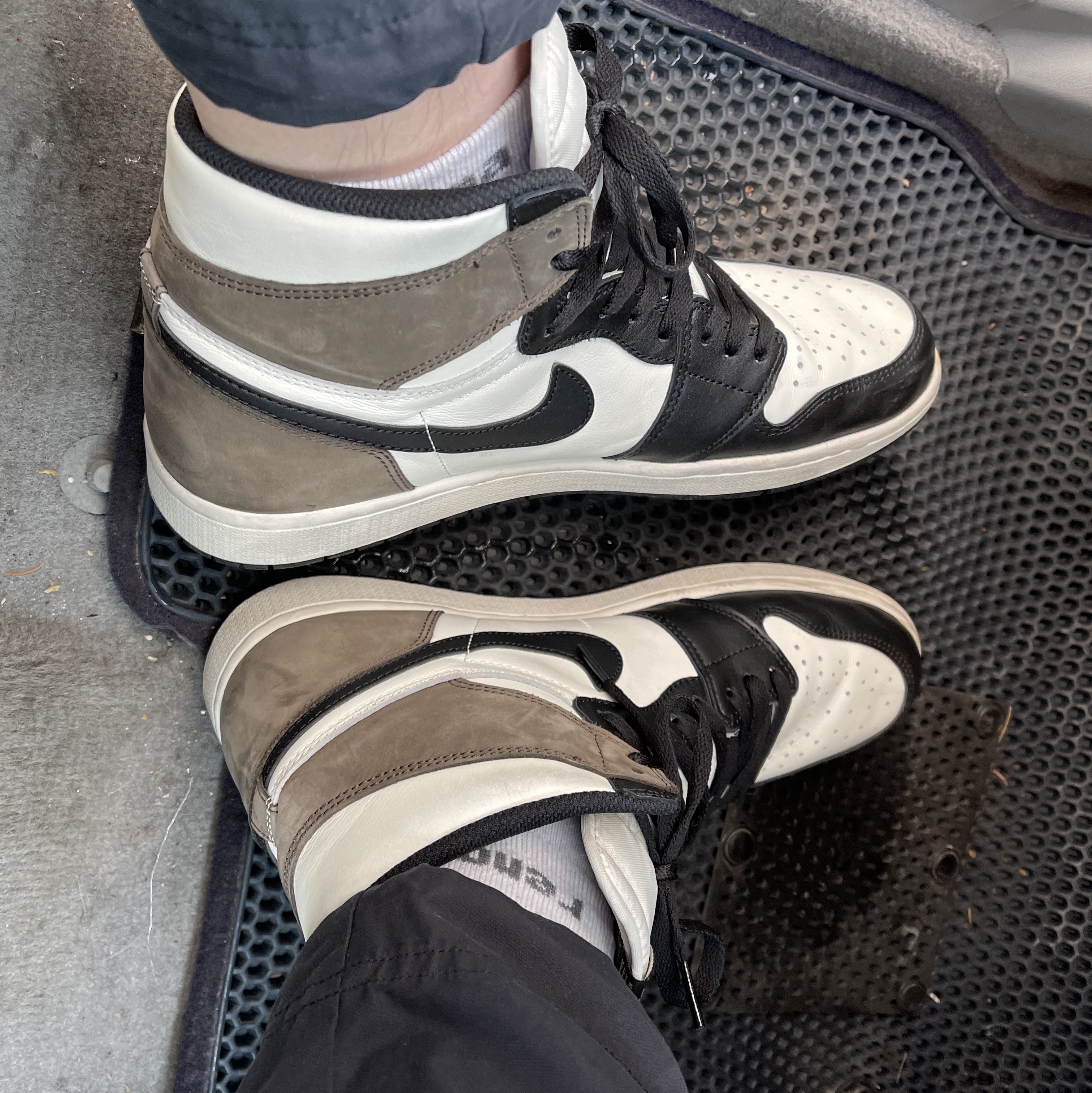Jordan 1 Retro High OG Black Mocha 착용 스타일 - 1