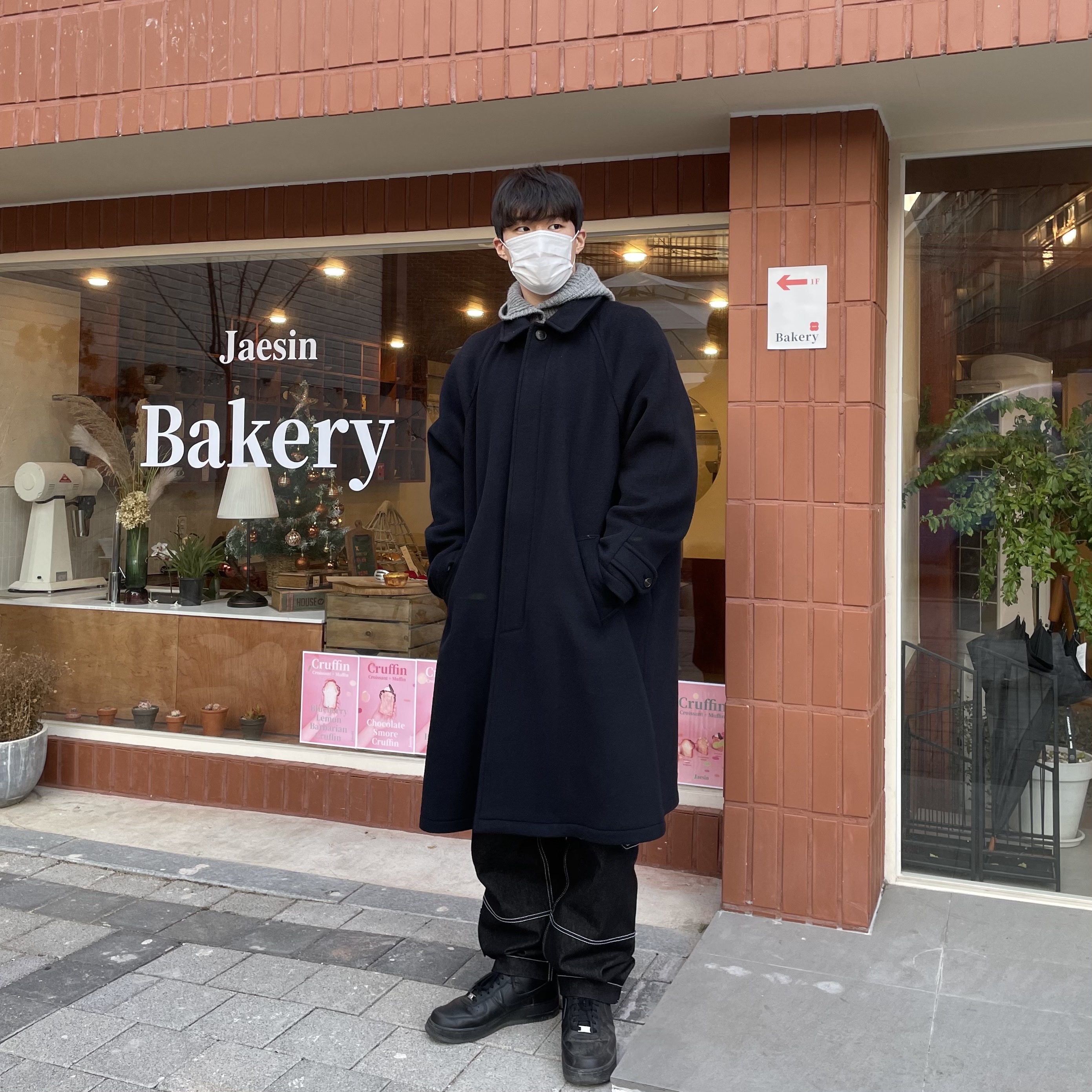 Nike Air Force 1 '07 Low Triple Black 착용 스타일 - 1