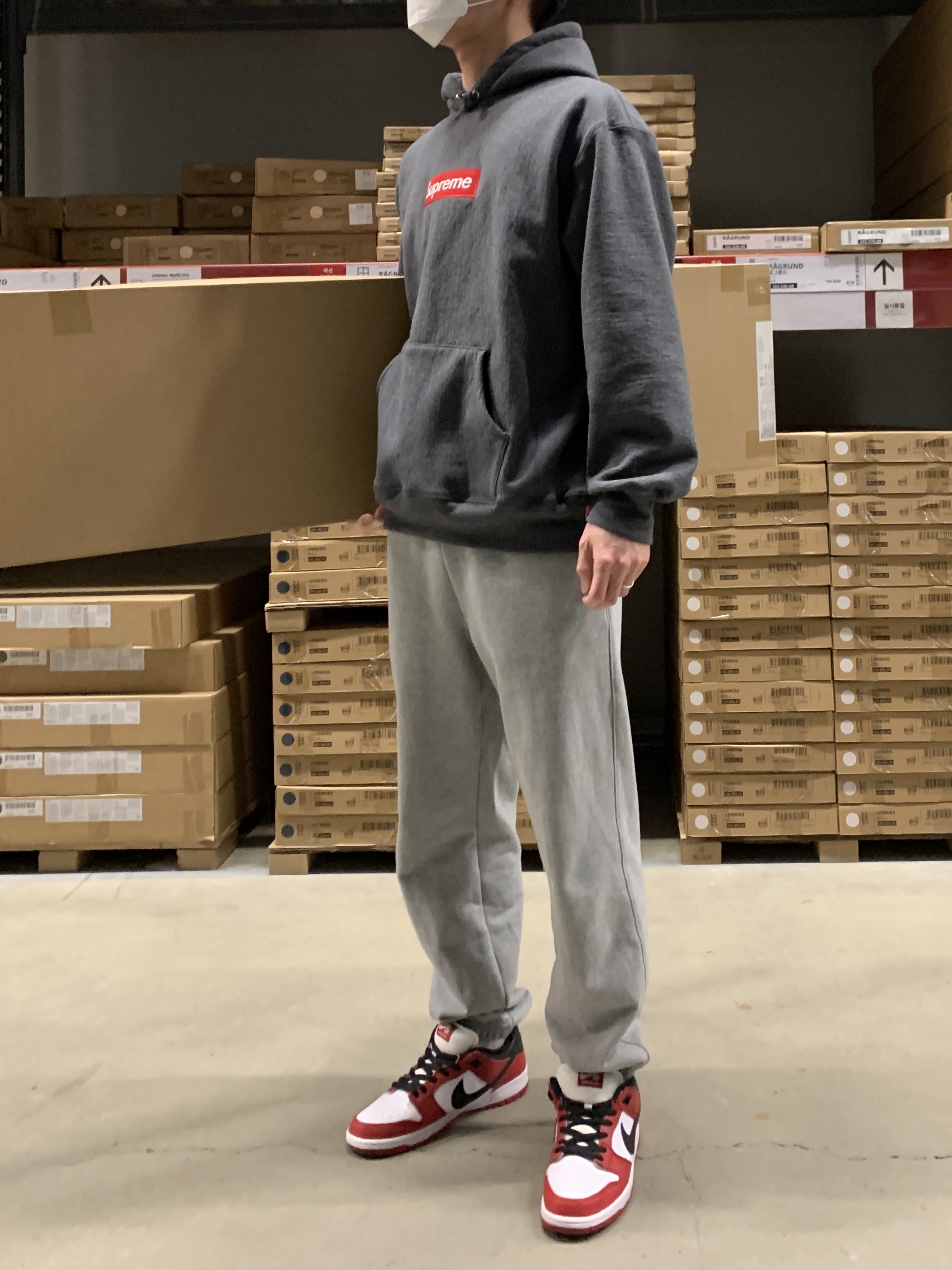 Supreme Box Logo Hooded Sweatshirt Charcoal - 21FW, Nike SB Dunk Low Pro Chicago 착용 스타일