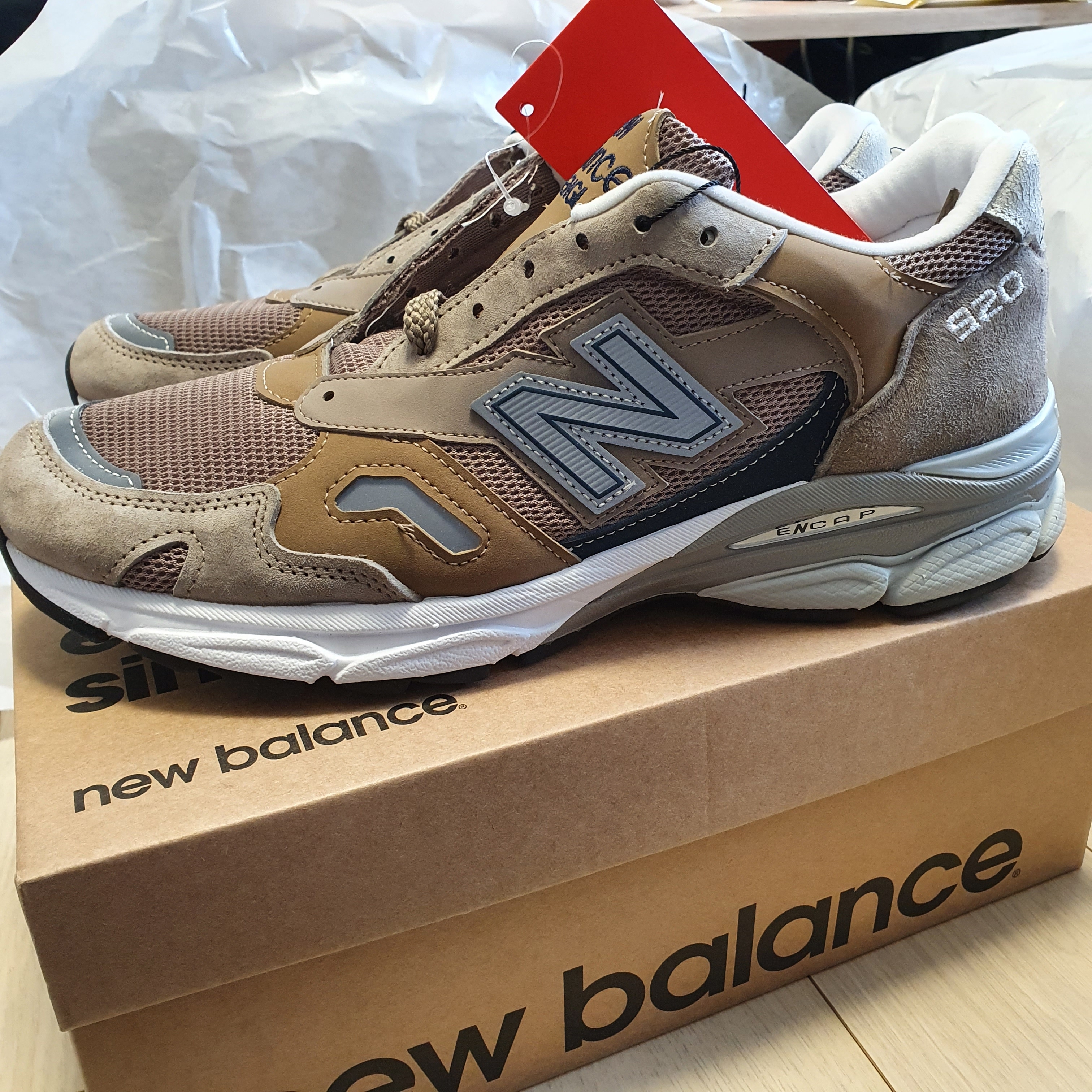 New Balance 920 Made in UK Desert Pack Camel 착용 스타일 - 2