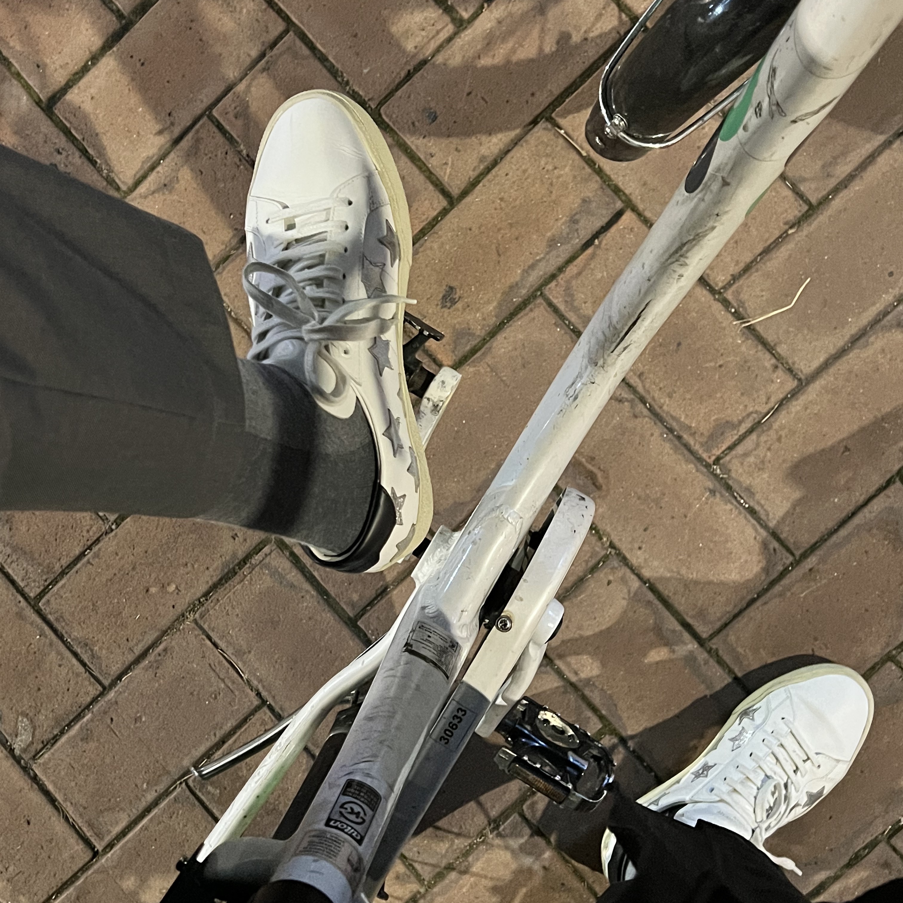 Saint Laurent Court Classic SL/06 California Sneakers Silver Stars 착용 스타일 - 2