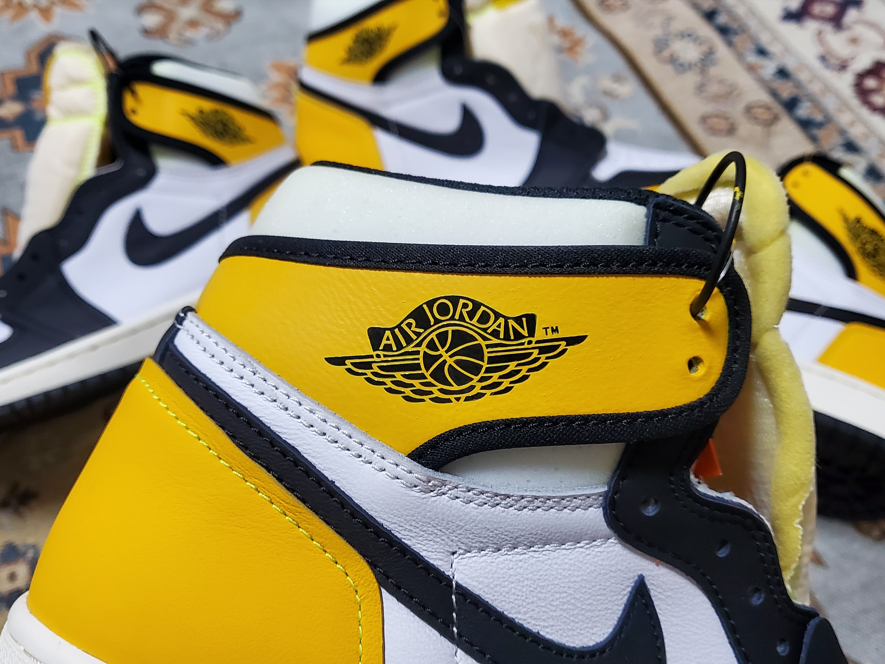 Jordan 1 Retro High OG Volt Gold 착용 스타일