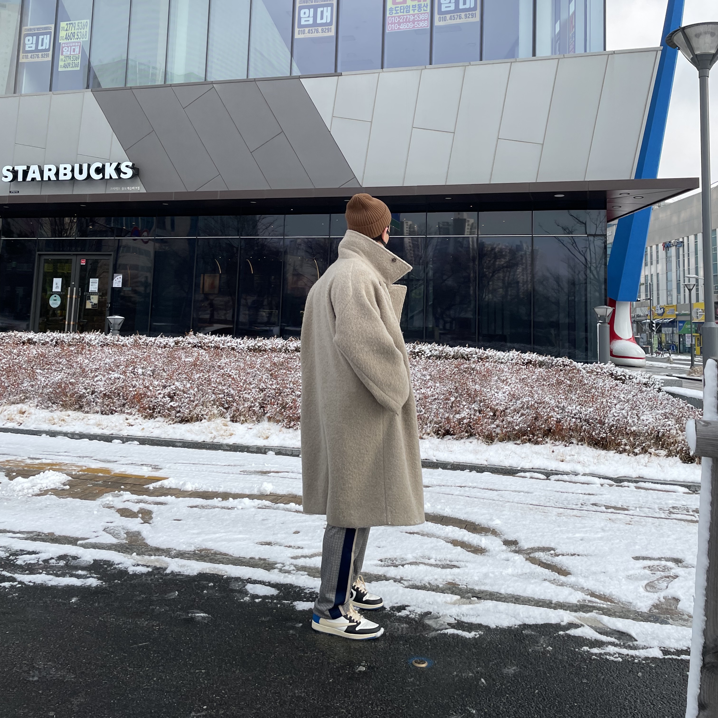 Jordan 1 x Travis Scott x Fragment Retro Low OG SP Military Blue, Supreme Overdyed Beanie Brown - 21SS 착용 스타일 - 2