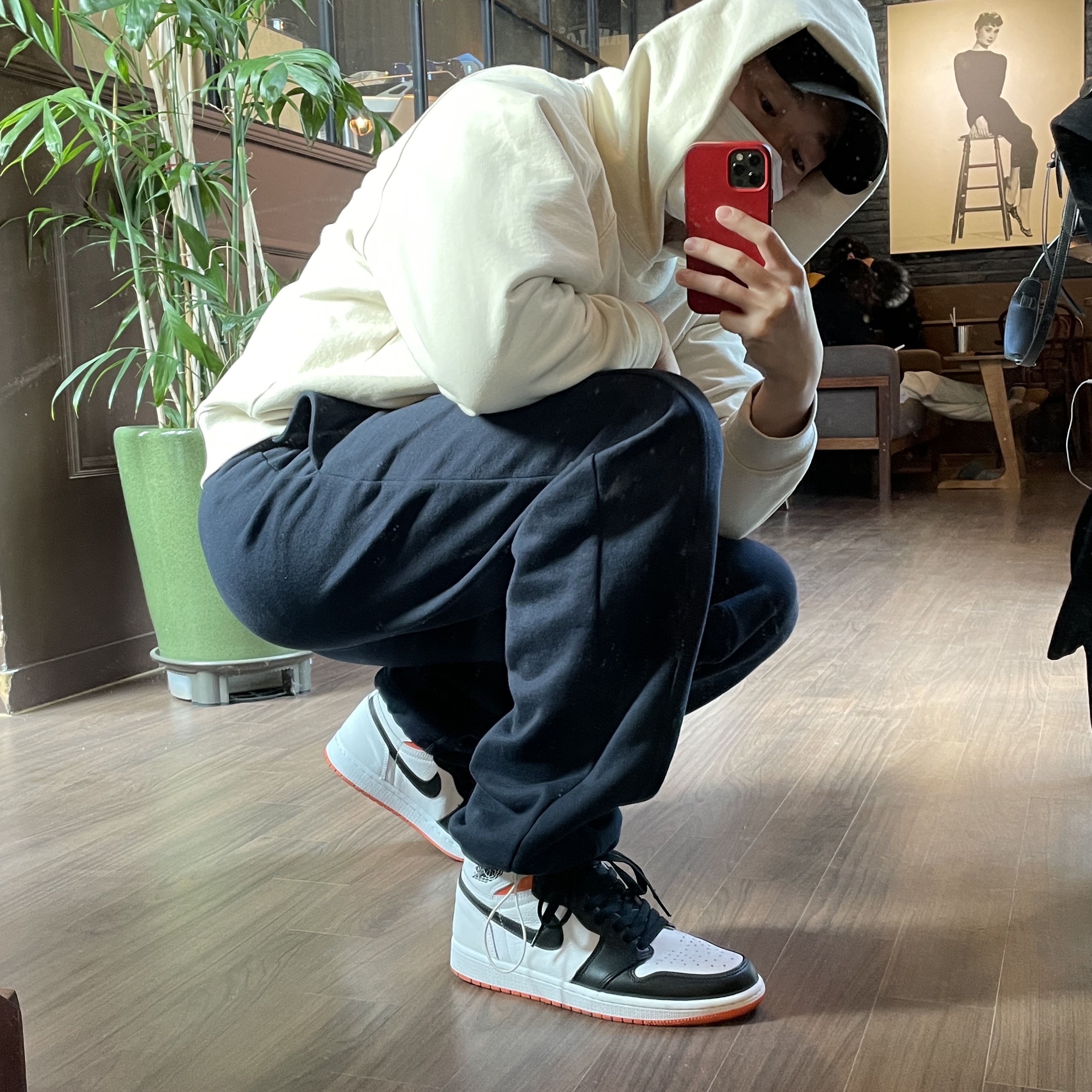 Jordan 1 Retro High OG Electro Orange 착용 스타일 - 1