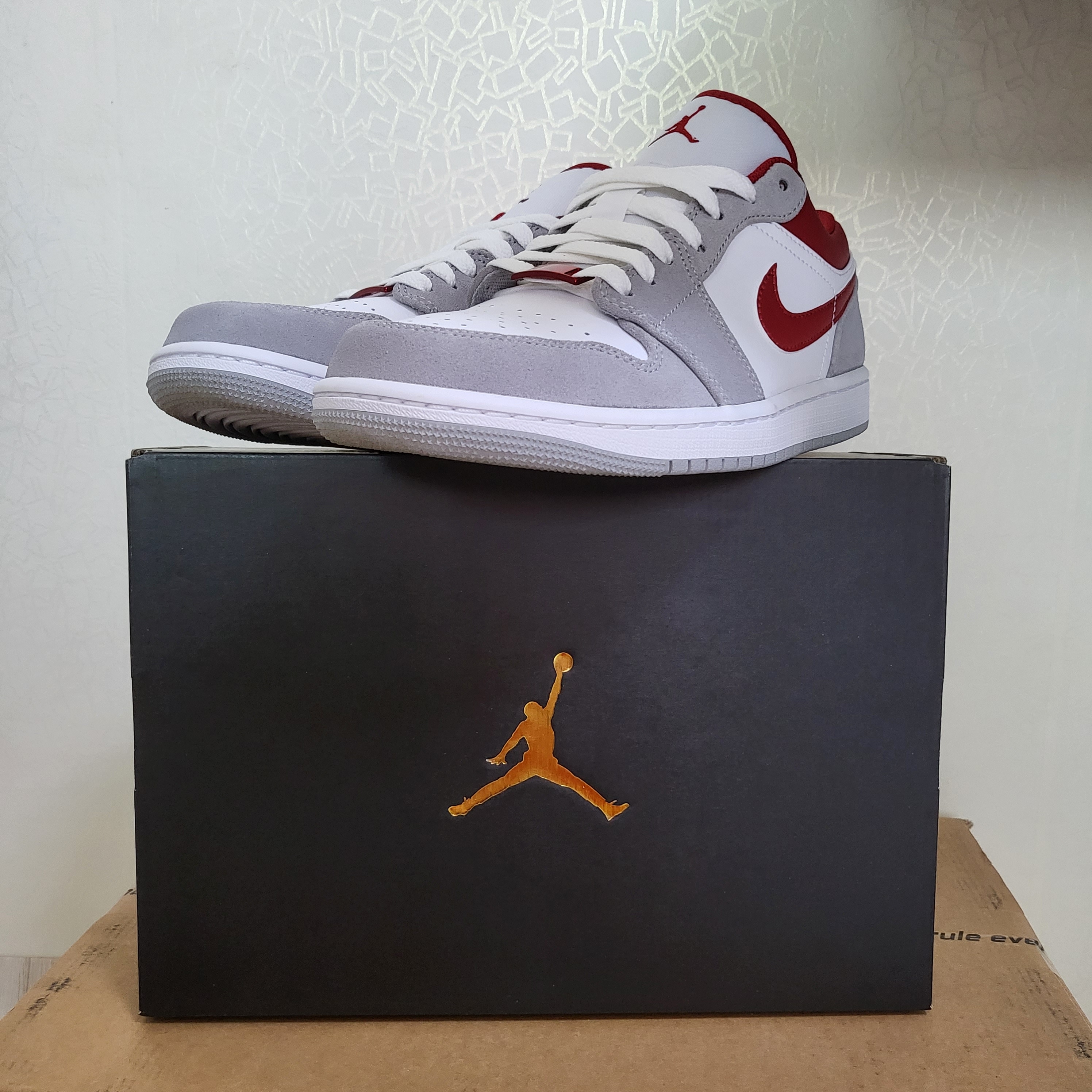 Jordan 1 Low SE Light Smoke Grey Gym Red 착용 스타일 - 4