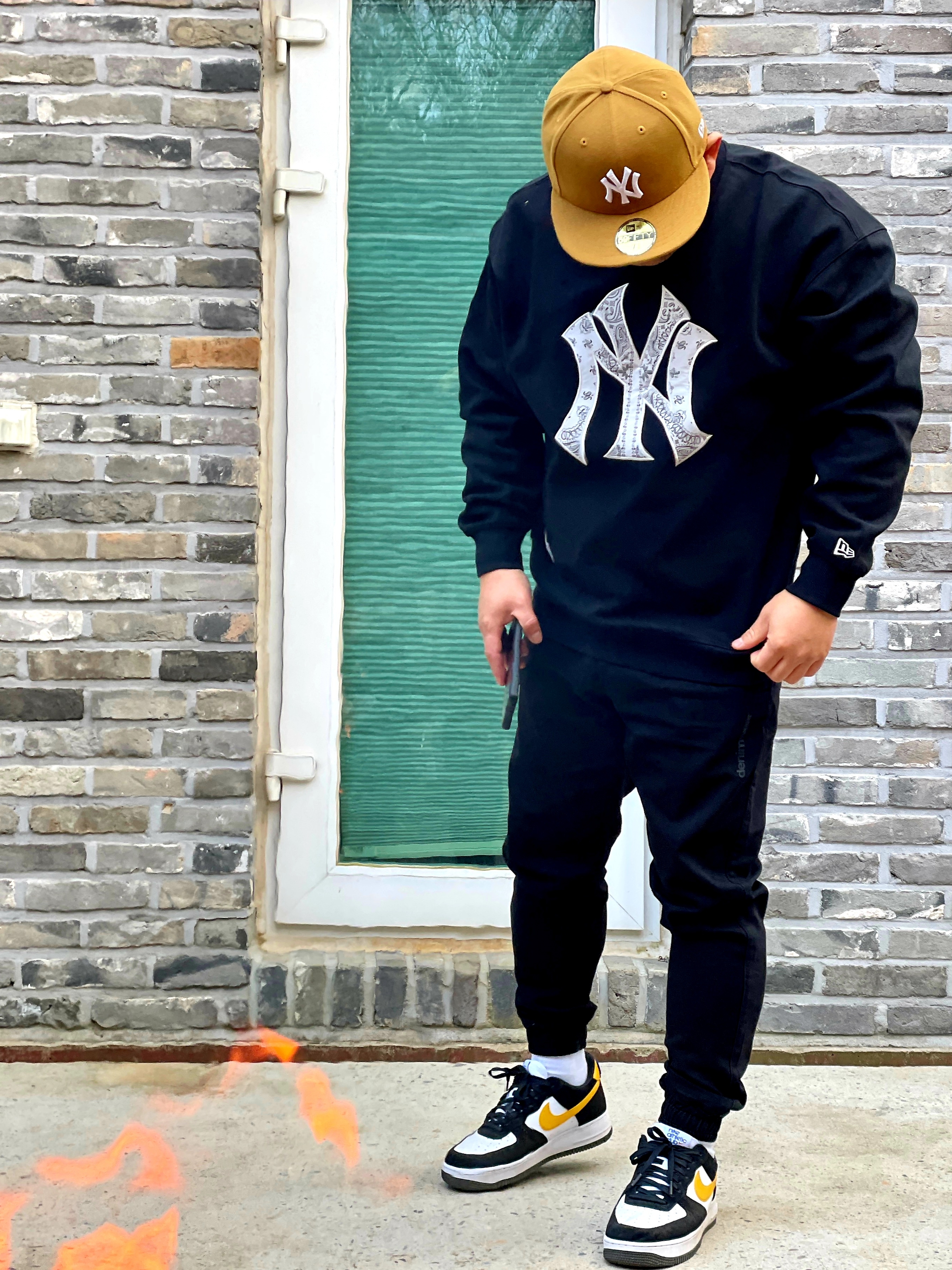 Nike Air Force 1 '07 LV8 Athletic Club Black Dark Sulfur 착용 스타일