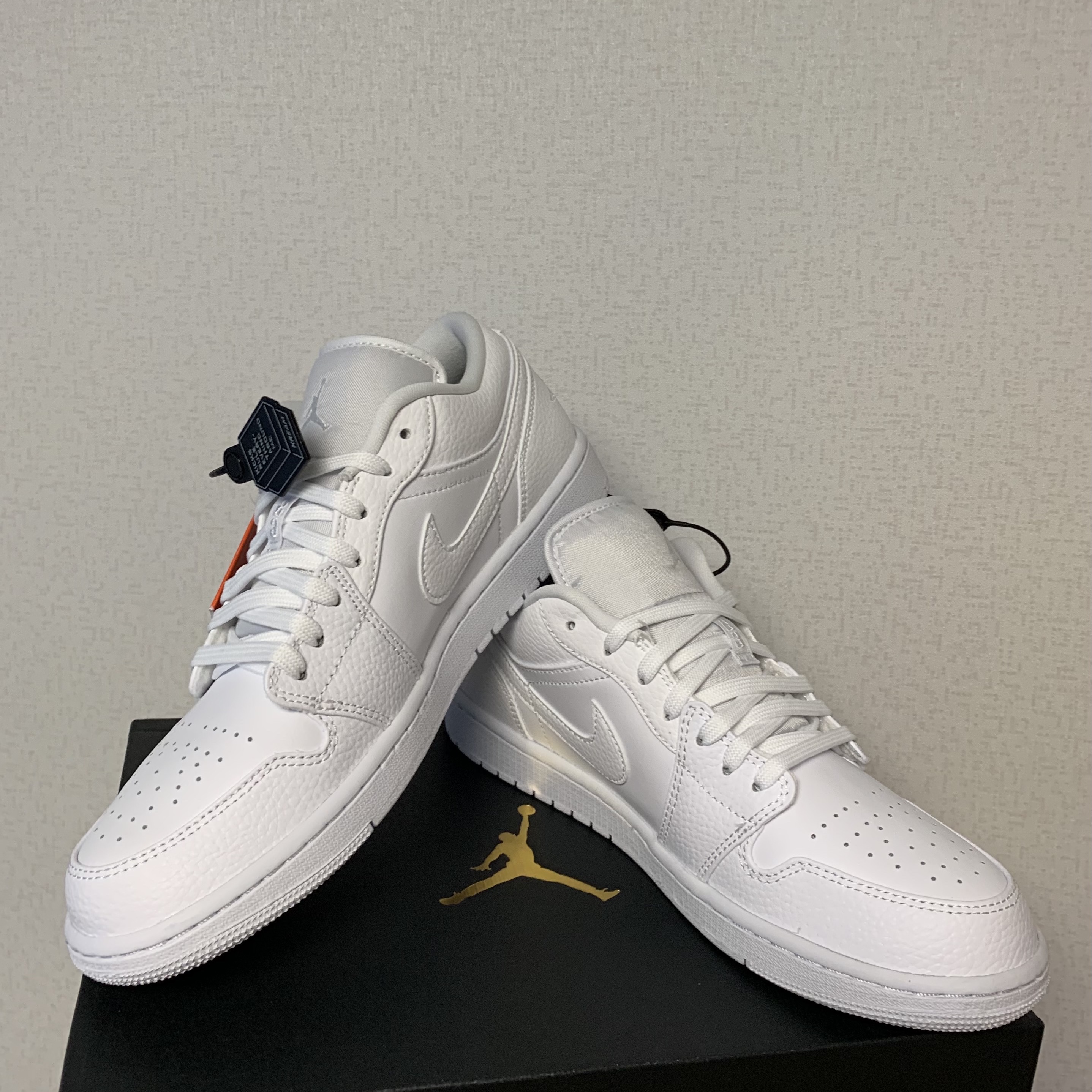 Jordan 1 Low Triple White Tumbled Leather 2020 착용 스타일 - 2