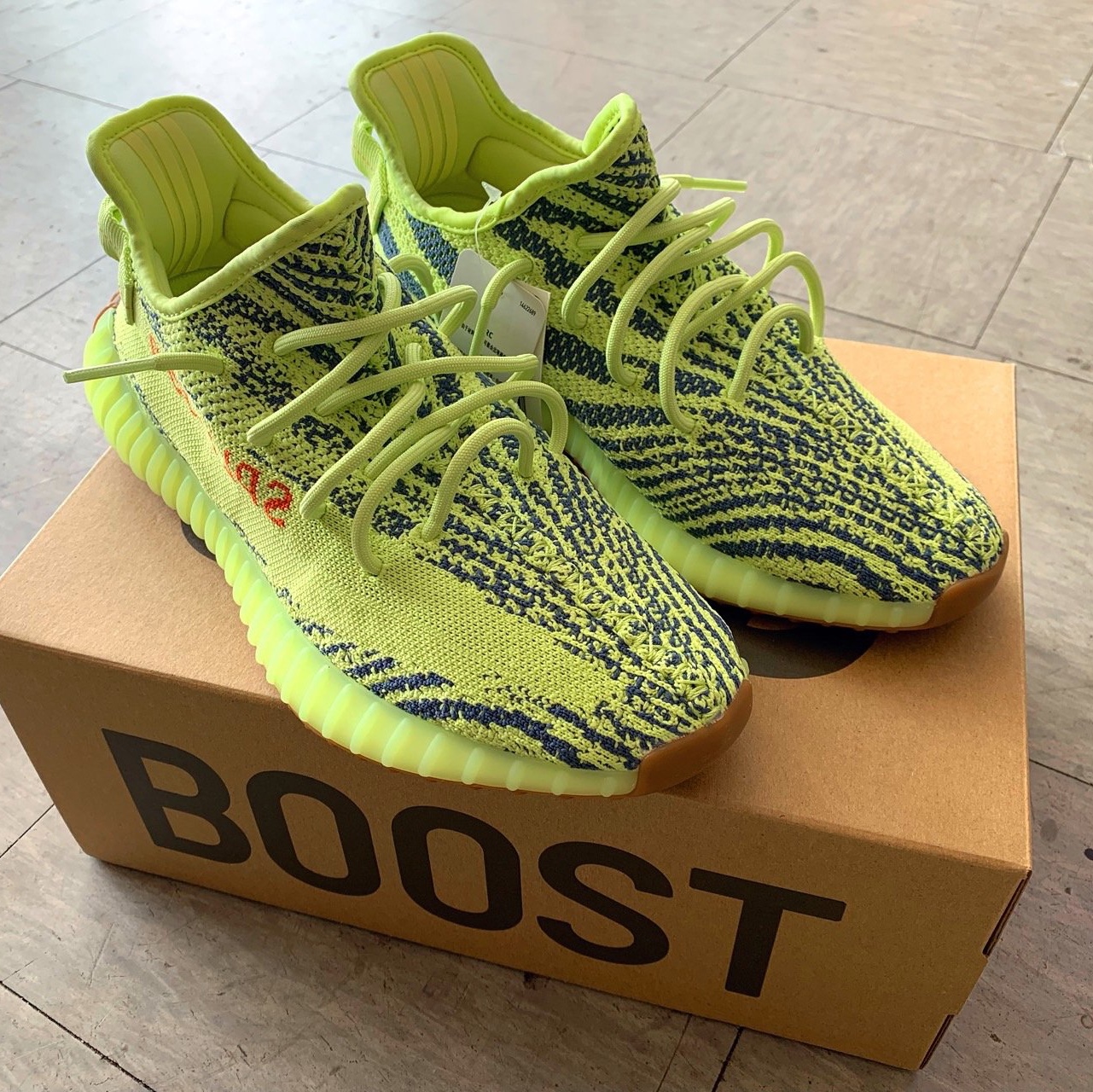 Adidas Yeezy Boost 350 V2 Semi Frozen Yellow 착용 스타일