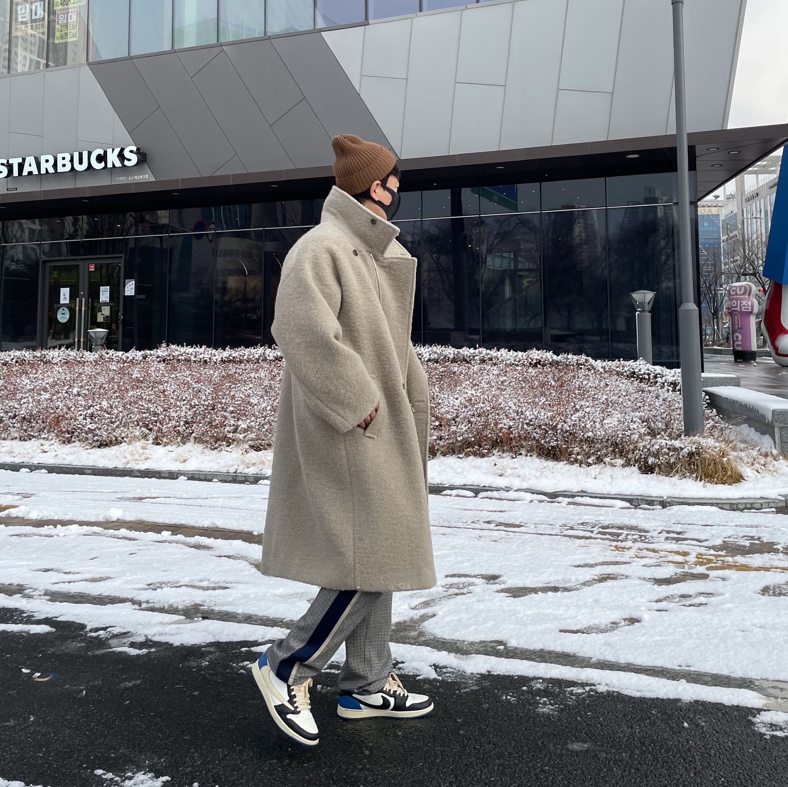 Jordan 1 x Travis Scott x Fragment Retro Low OG SP Military Blue, Supreme Overdyed Beanie Brown - 21SS 착용 스타일 - 1