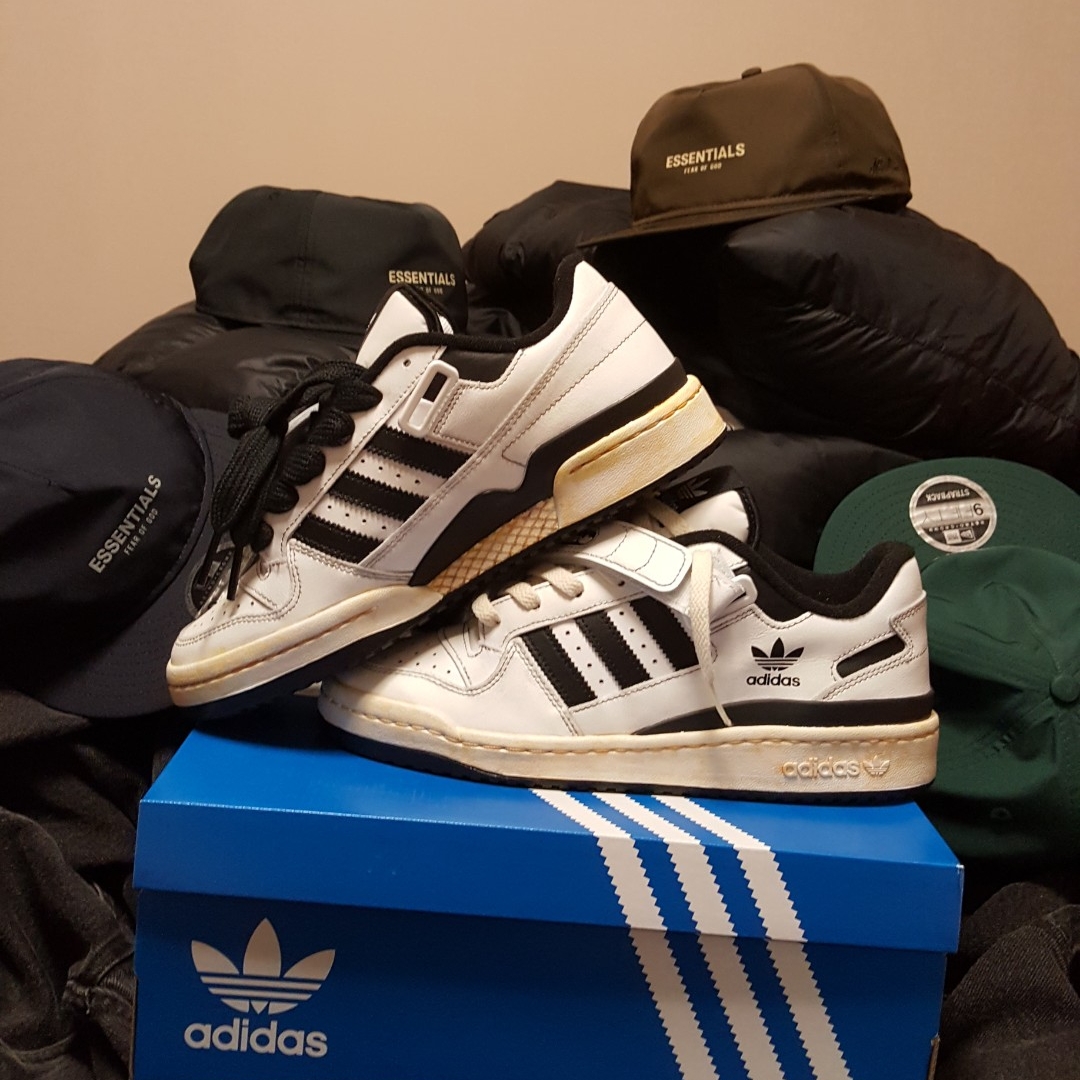 Adidas Forum Low White Black, Essentials x New Era Retro Crown Strapback Dark Green 착용 스타일 - 1