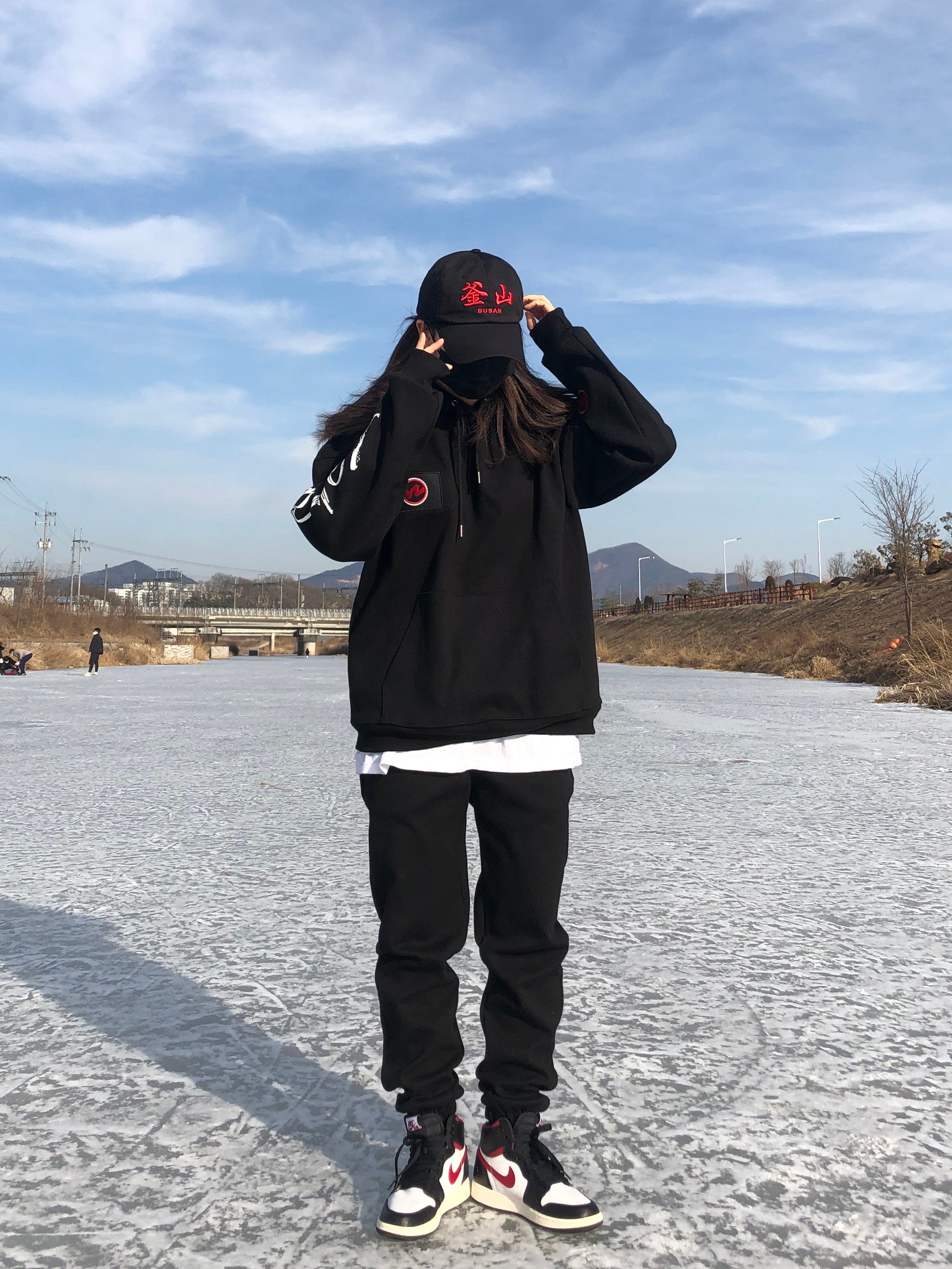 Darkr8m Studio Busan Red Logo Cap, (GS) Jordan 1 Retro High OG Gym Red 착용 스타일