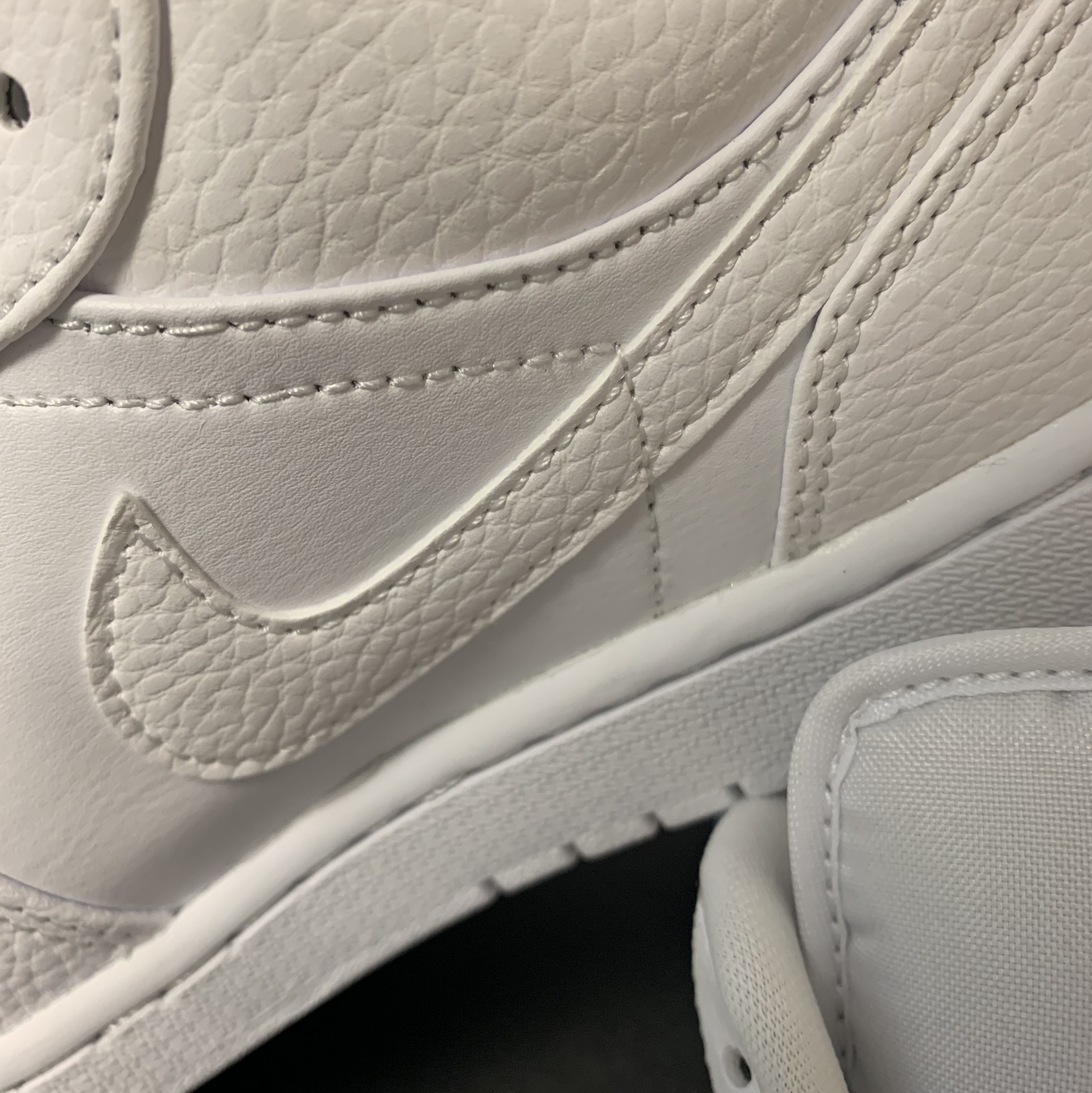 Jordan 1 Low Triple White Tumbled Leather 2020 착용 스타일 - 1