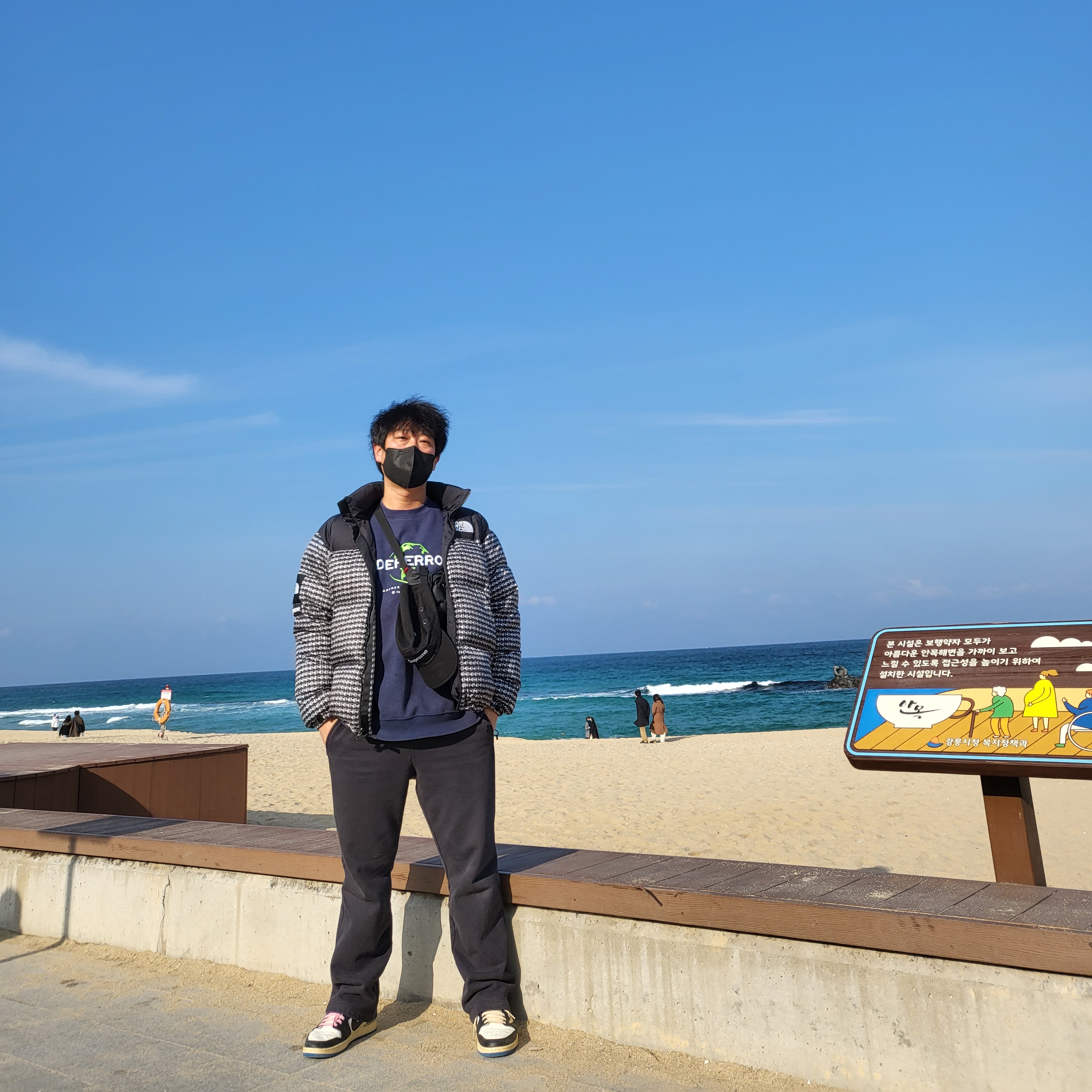 Supreme x The North Face Studded Nuptse Jacket Black - 21SS, Jordan 1 x Travis Scott x Fragment Retro Low OG SP Military Blue 착용 스타일