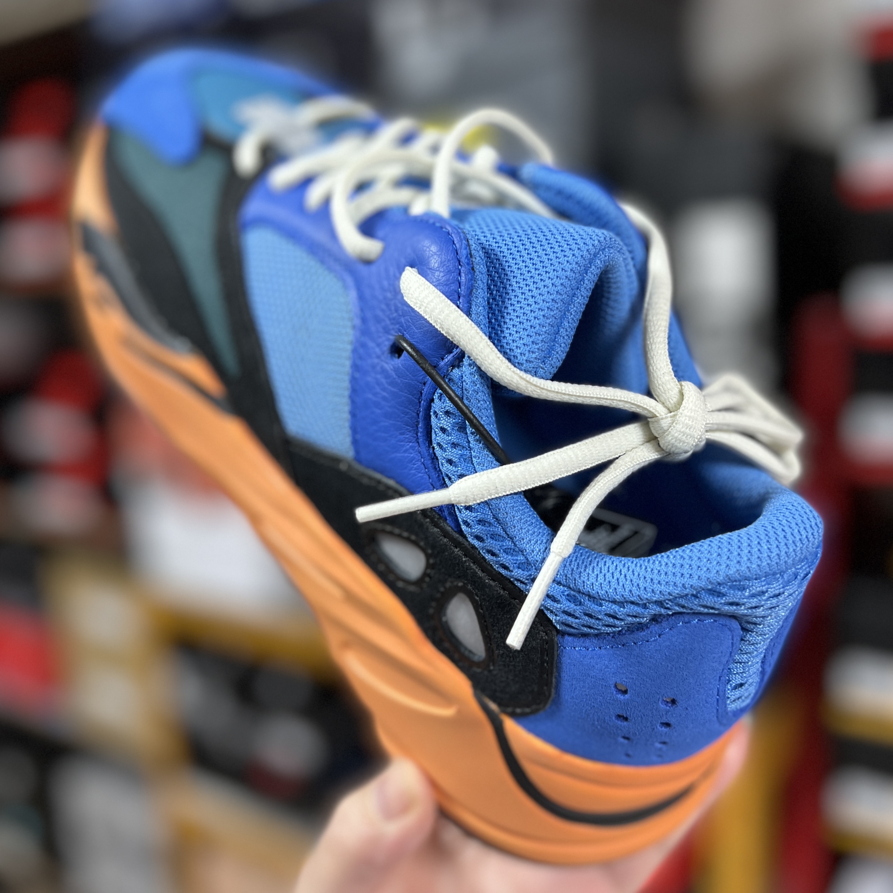 Adidas Yeezy Boost 700 Bright Blue 착용 스타일 - 2