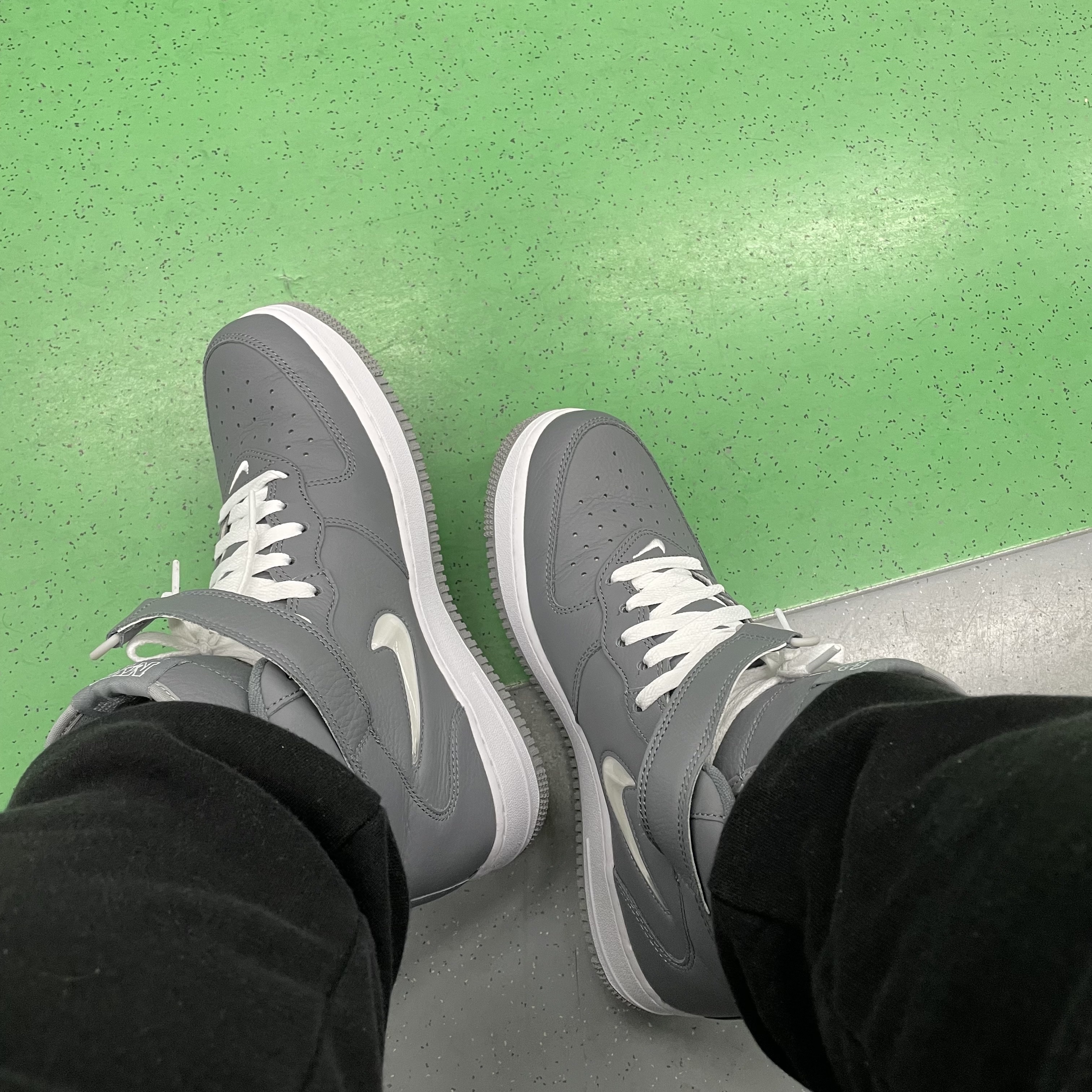 Nike Air Force 1 Mid QS NYC Cool Grey 착용 스타일