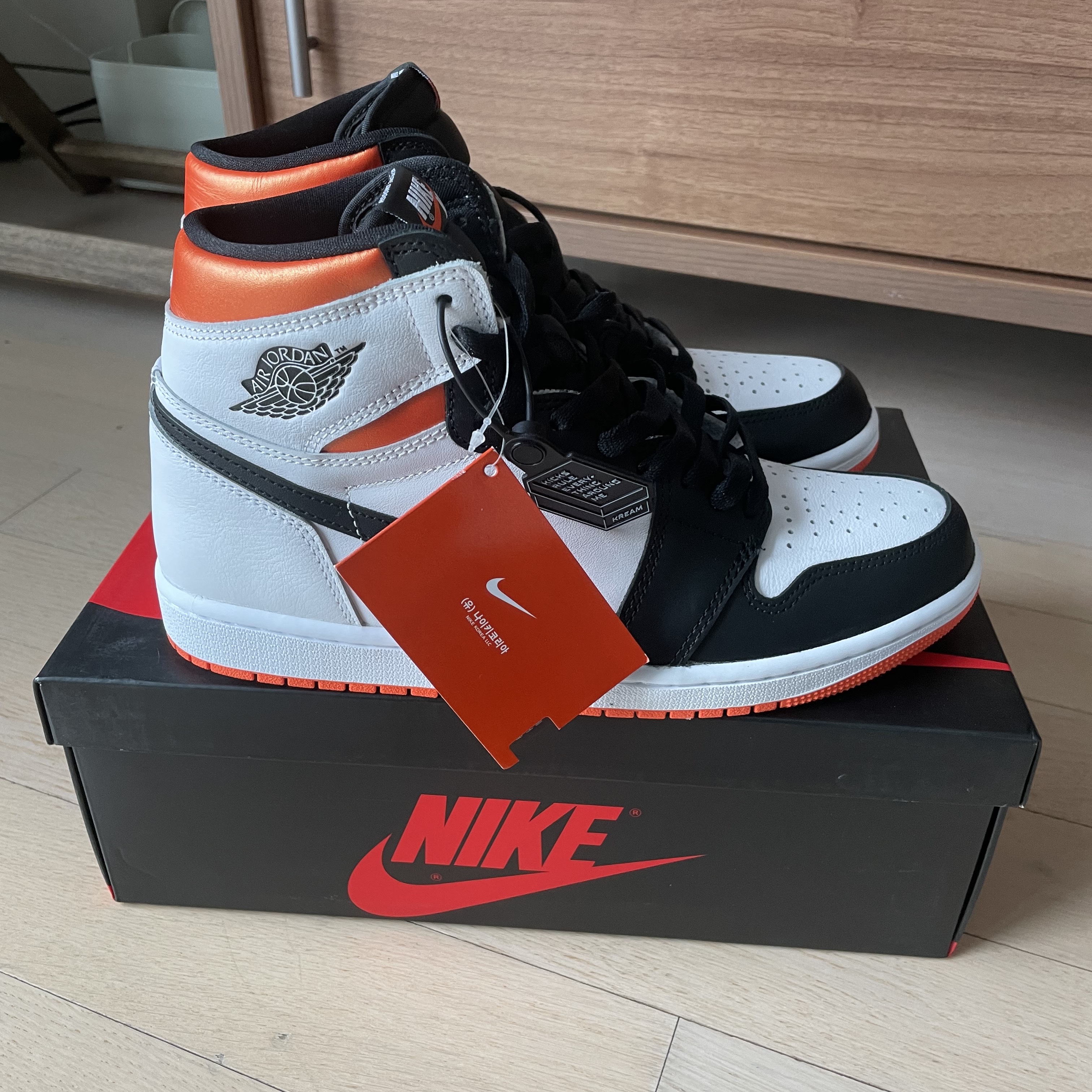 Jordan 1 Retro High OG Electro Orange 착용 스타일 - 3