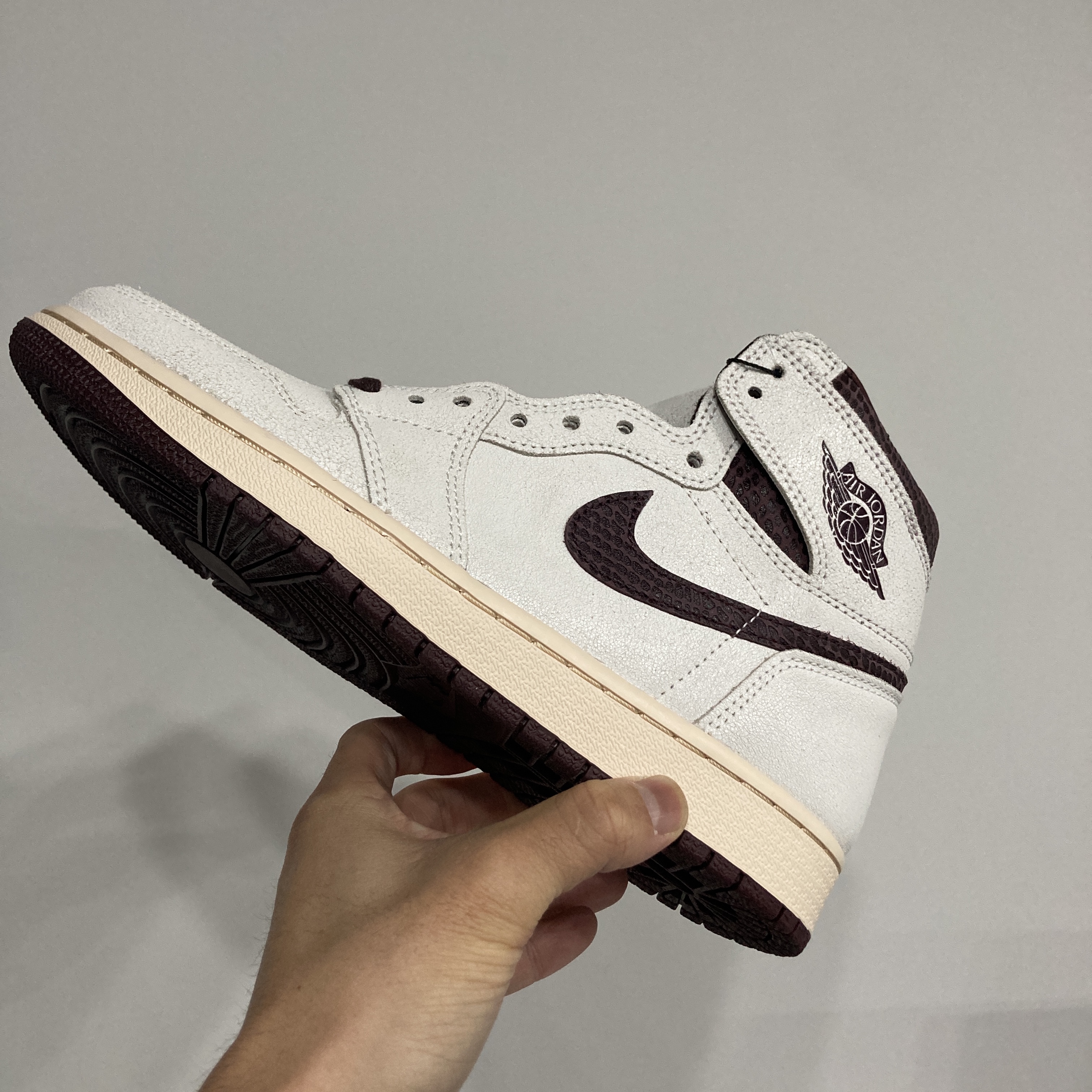 Jordan 1 x A Ma Maniere Retro High OG SP Sail and Burgundy 착용 스타일