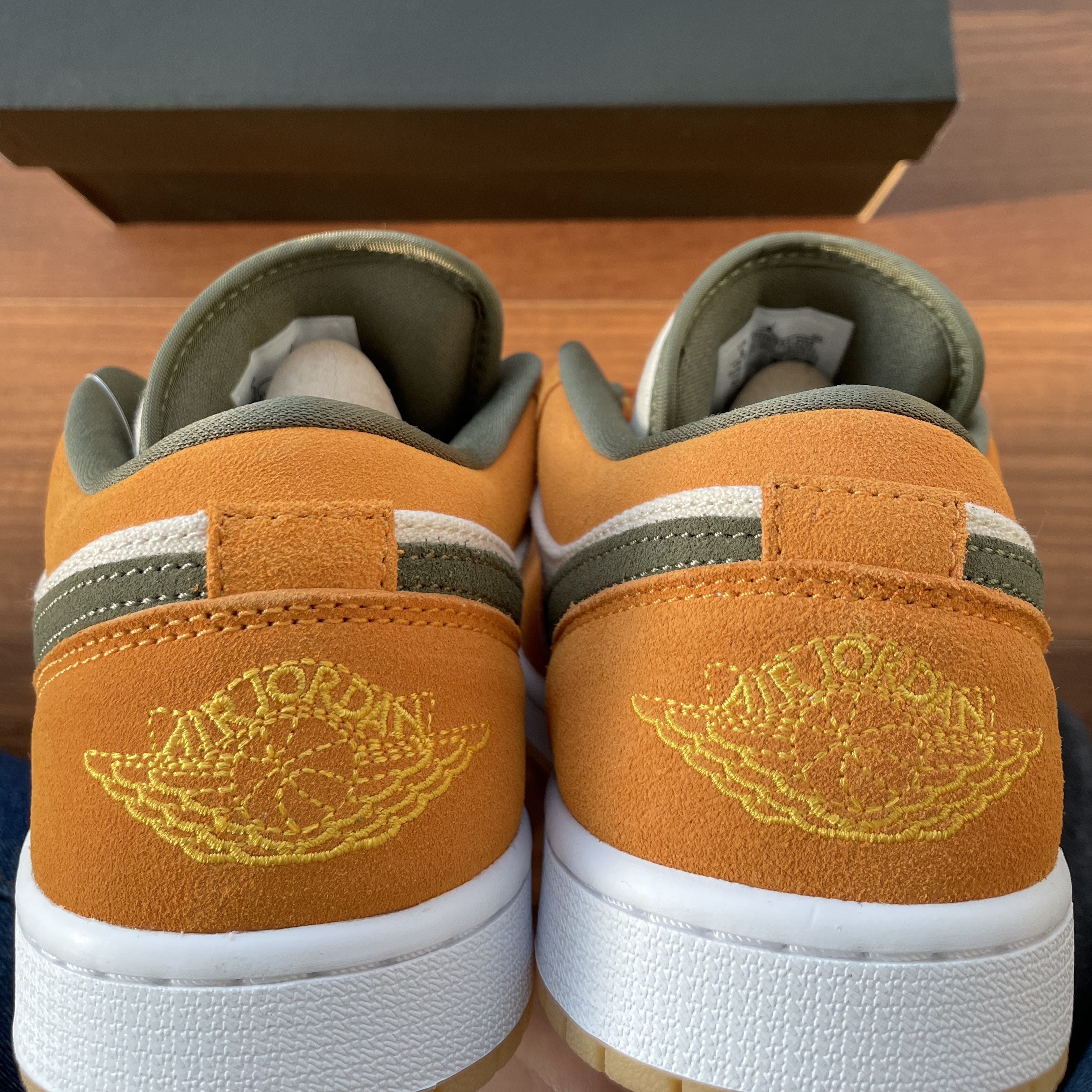 Jordan 1 Low SE Light Curry 착용 스타일 - 2