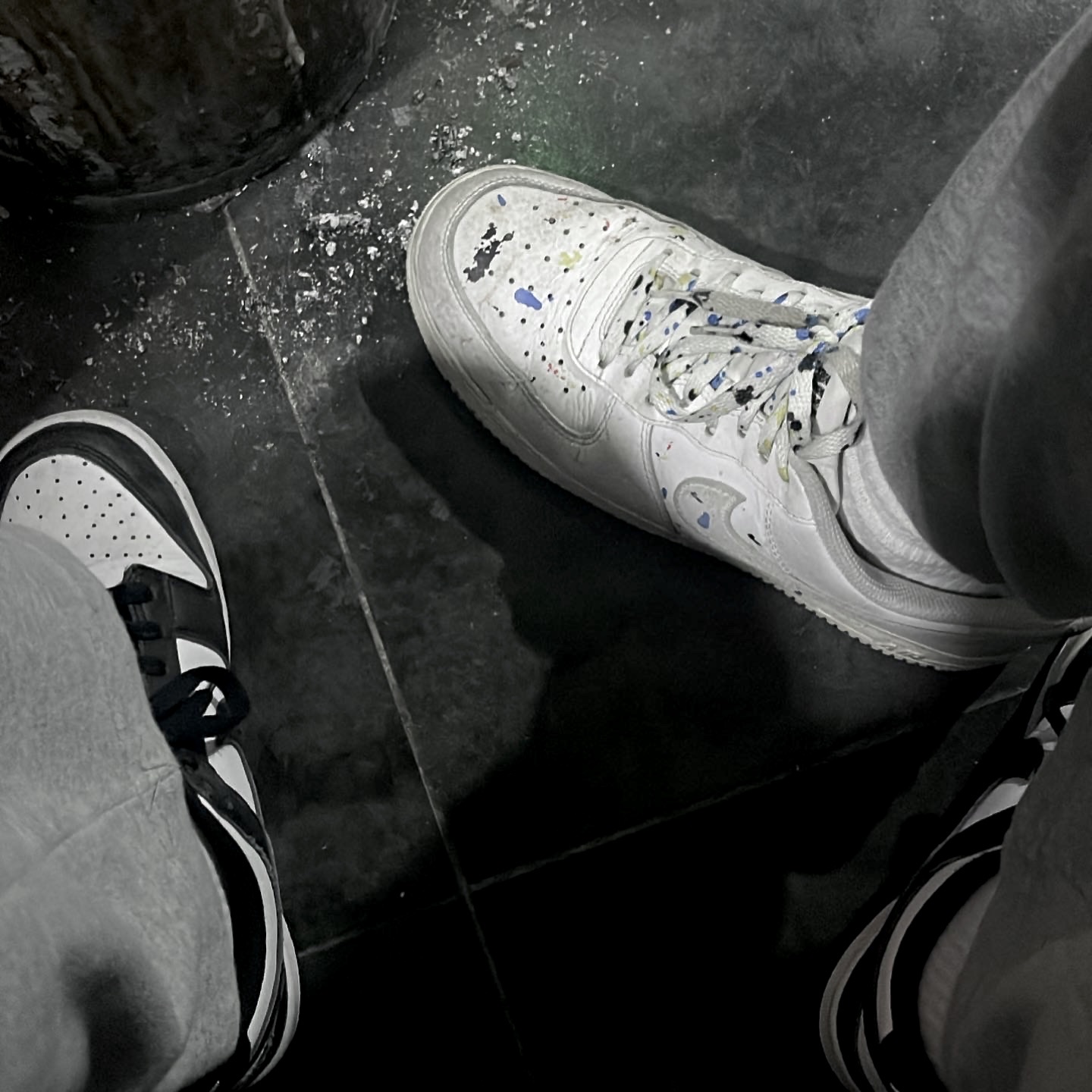 (GS) Nike Dunk Low Black, Nike Air Force 1 '07 LV8 Paint Splatter White 착용 스타일 - 2