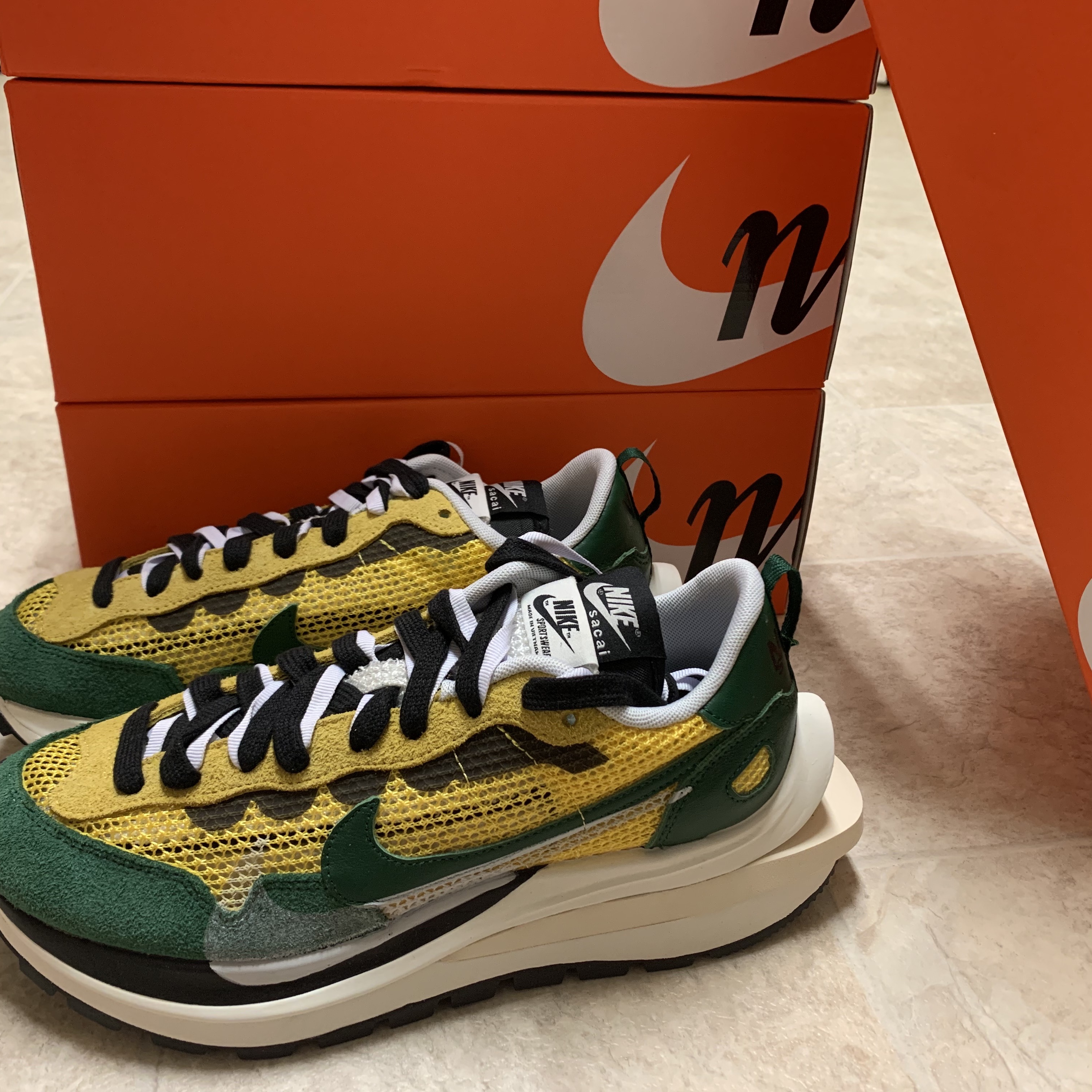 Nike x Sacai VaporWaffle Tour Yellow & Gorge Green Sail 착용 스타일
