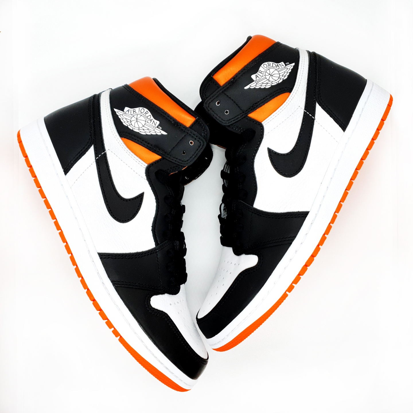 Jordan 1 Retro High OG Electro Orange 착용 스타일 - 3