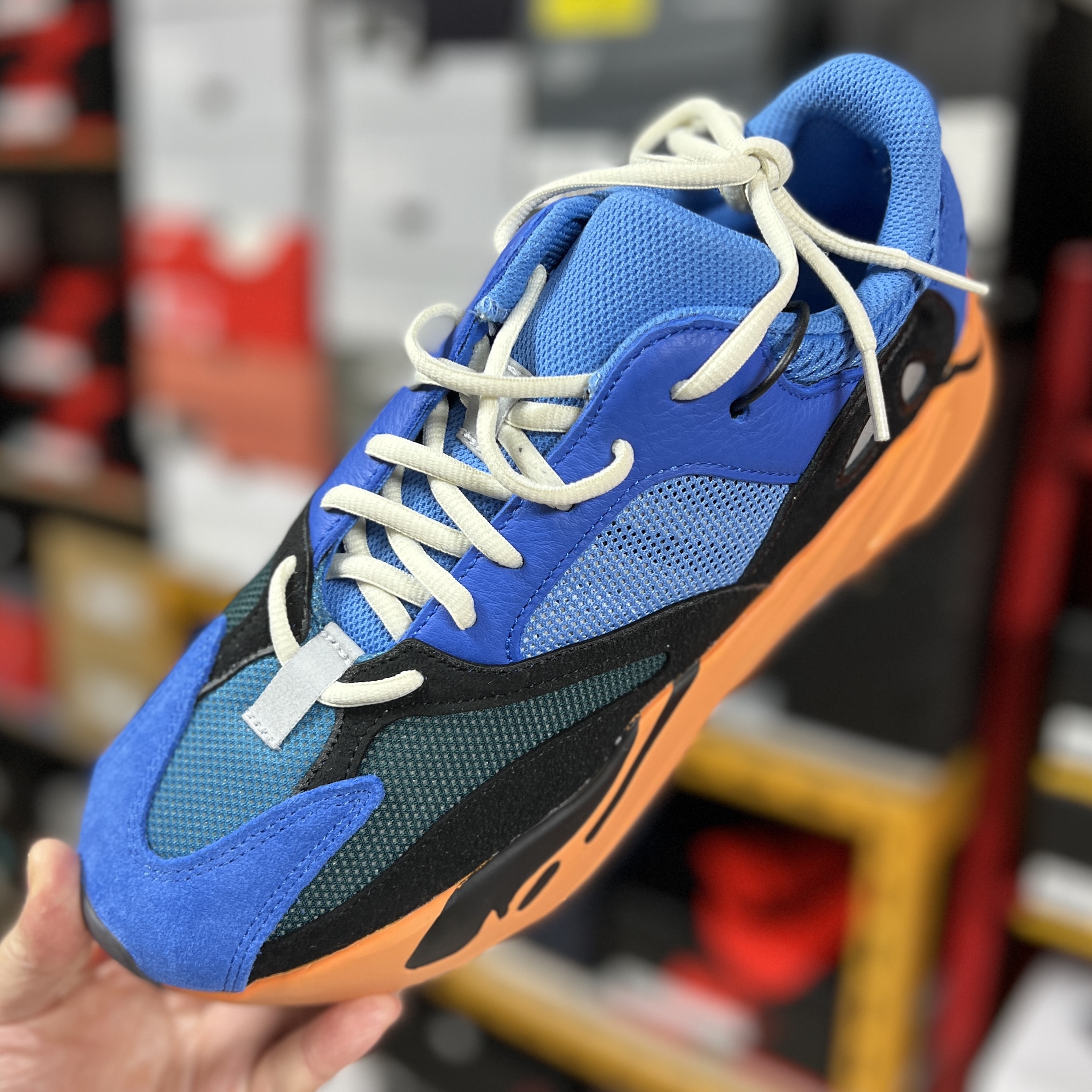Adidas Yeezy Boost 700 Bright Blue 착용 스타일 - 1
