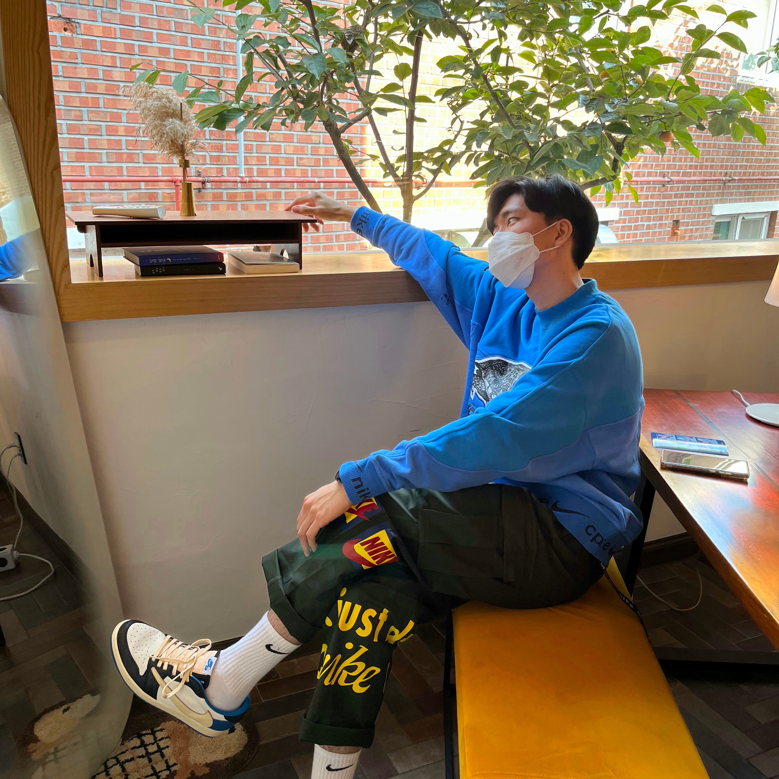 Jordan 1 x Travis Scott x Fragment Retro Low OG SP Military Blue, Nike x Cactus Plant Flea Market Track Pants Olive 착용 스타일