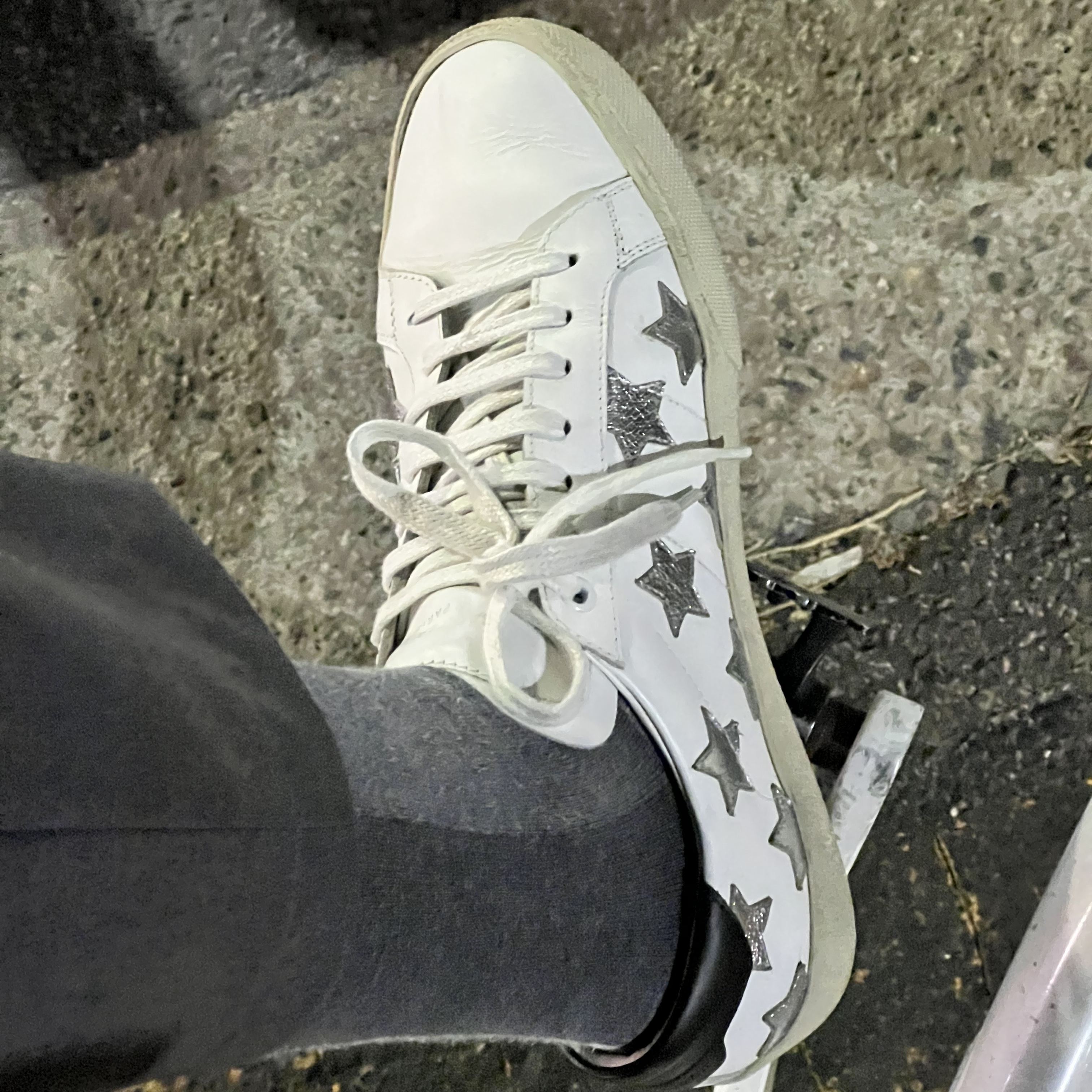Saint Laurent Court Classic SL/06 California Sneakers Silver Stars 착용 스타일 - 1