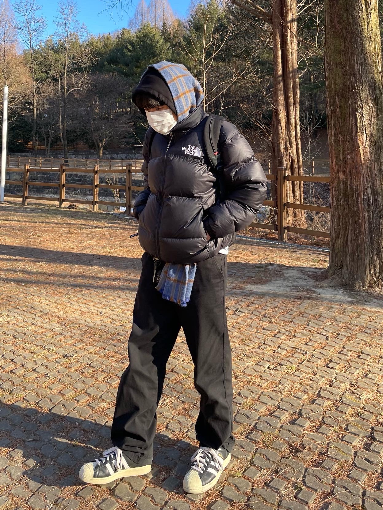 The North Face 1996 Eco Nuptse Jacket Black, Adidas Superstar Premium Black White 착용 스타일 - 1