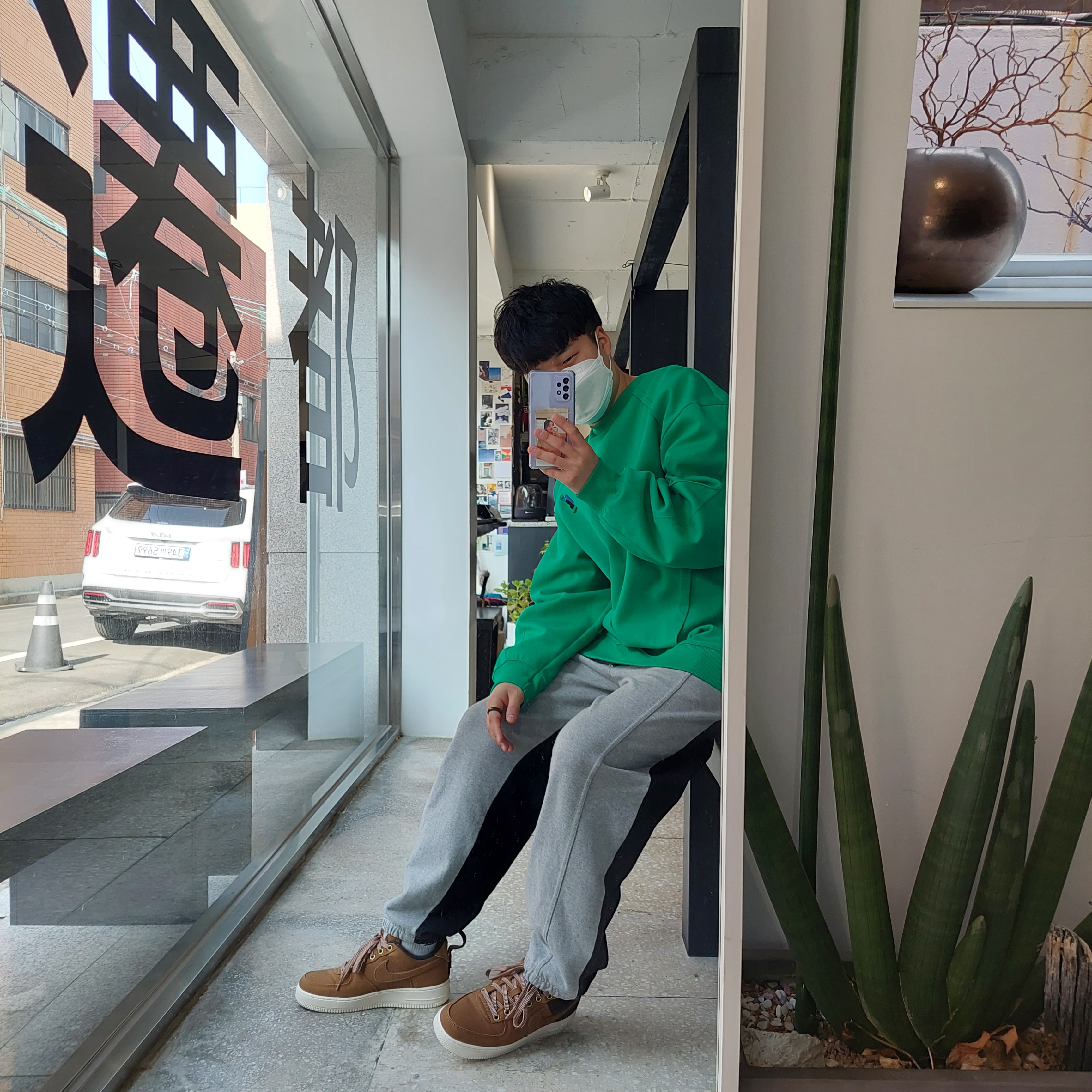 Zara x Ader Error Oversize Sweatshirt Green, Nike x Carhartt WIP Air Force 1 Low Ale Brown 착용 스타일