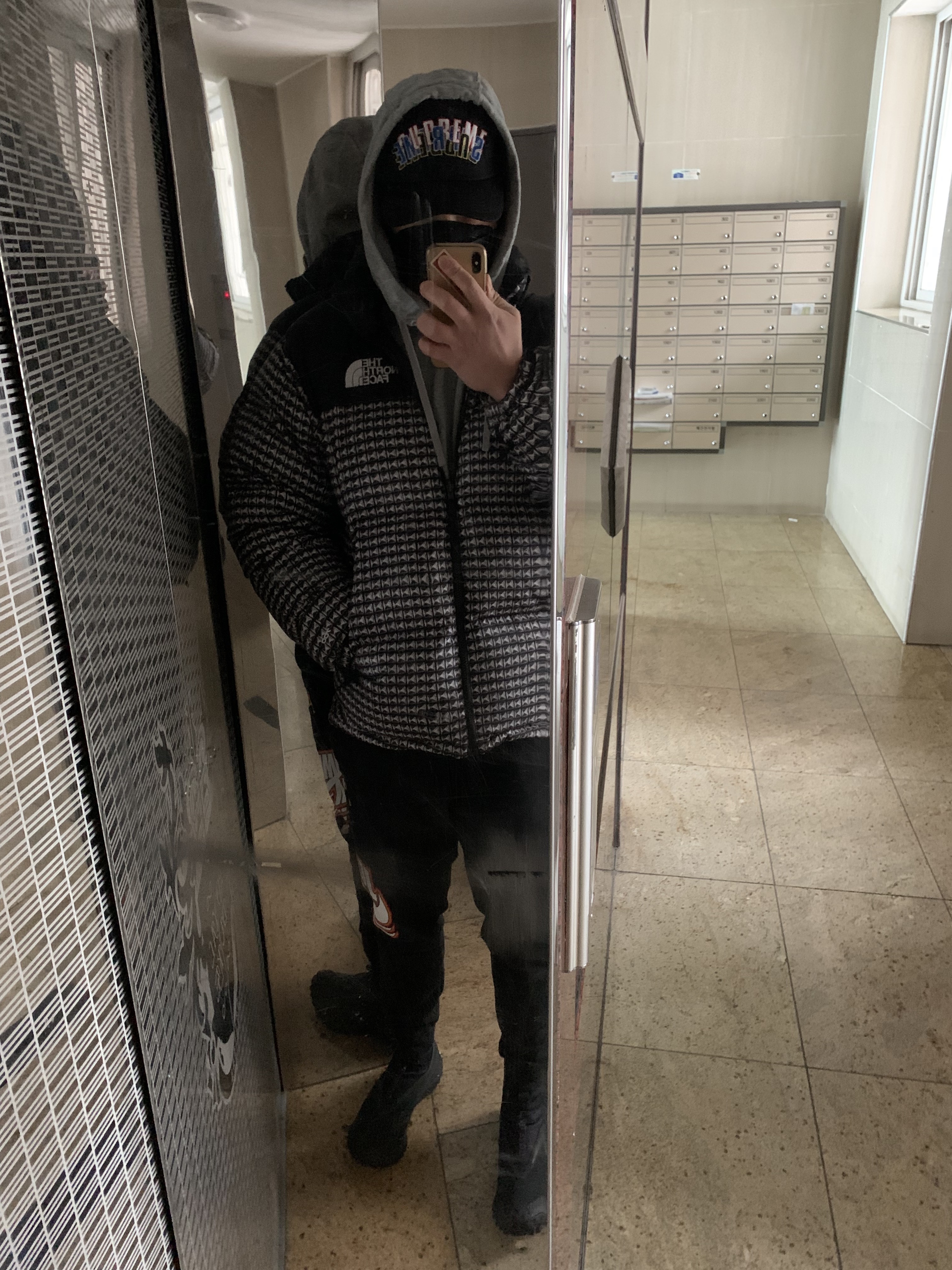 Nike ACG Mountain Fly Gore-Tex Black and Dark Grey, Supreme Stacked Cordura 6-Panel Black - 21SS 착용 스타일 - 1