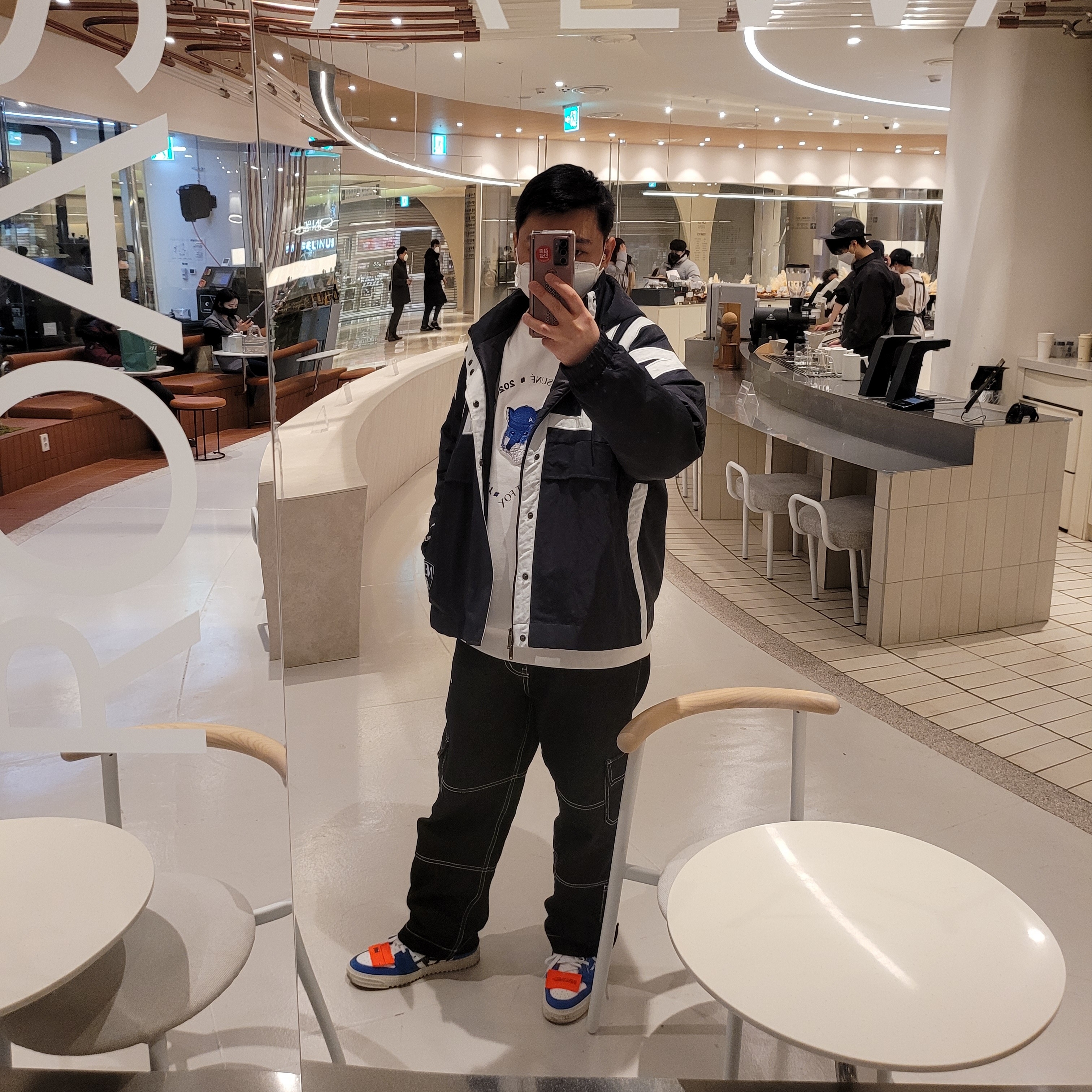 Maison Kitsune x Ader Error Triple Fox Head Sweatshirt Off White, Off-White Off-Court 3.0 Sneakers White 착용 스타일