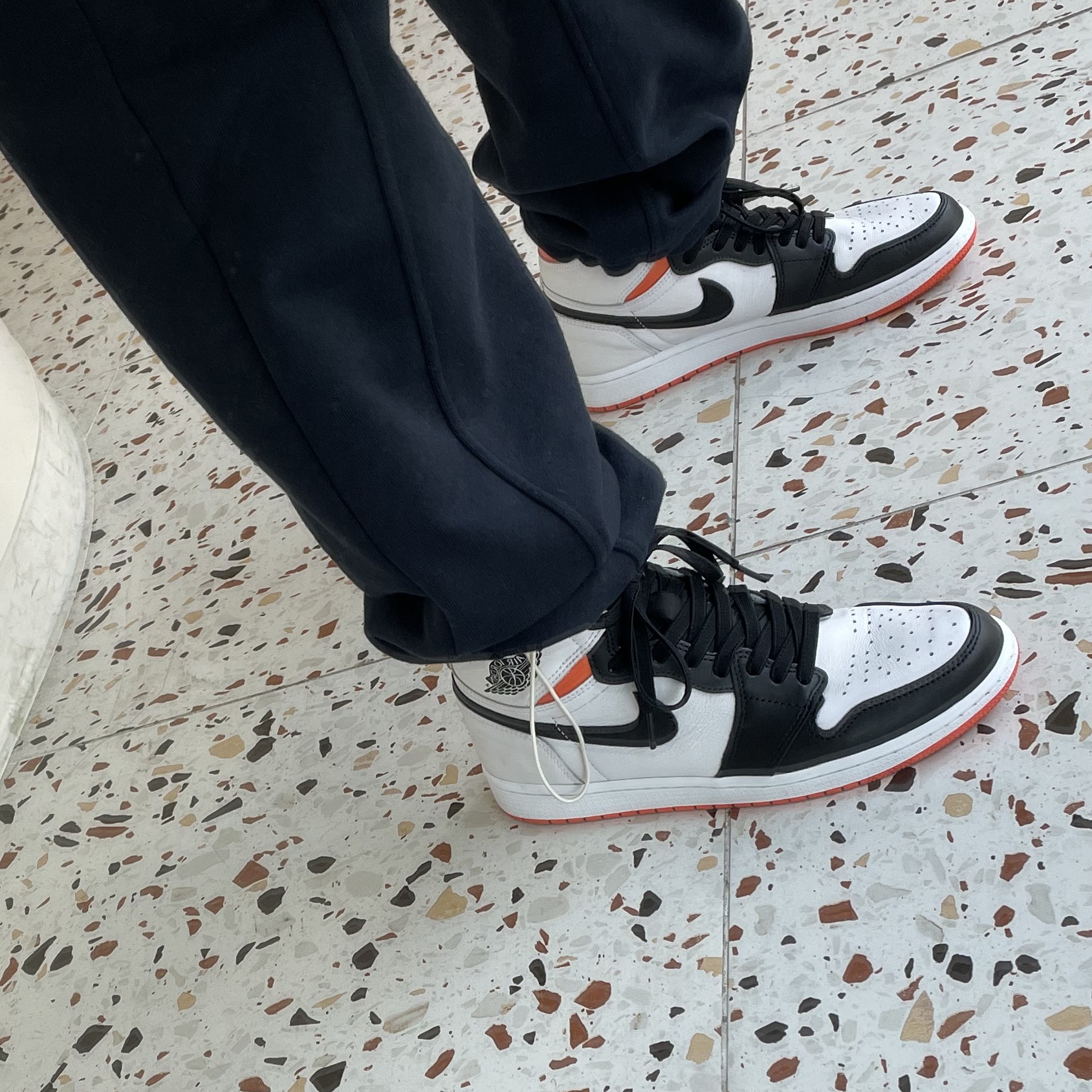 Jordan 1 Retro High OG Electro Orange 착용 스타일 - 3
